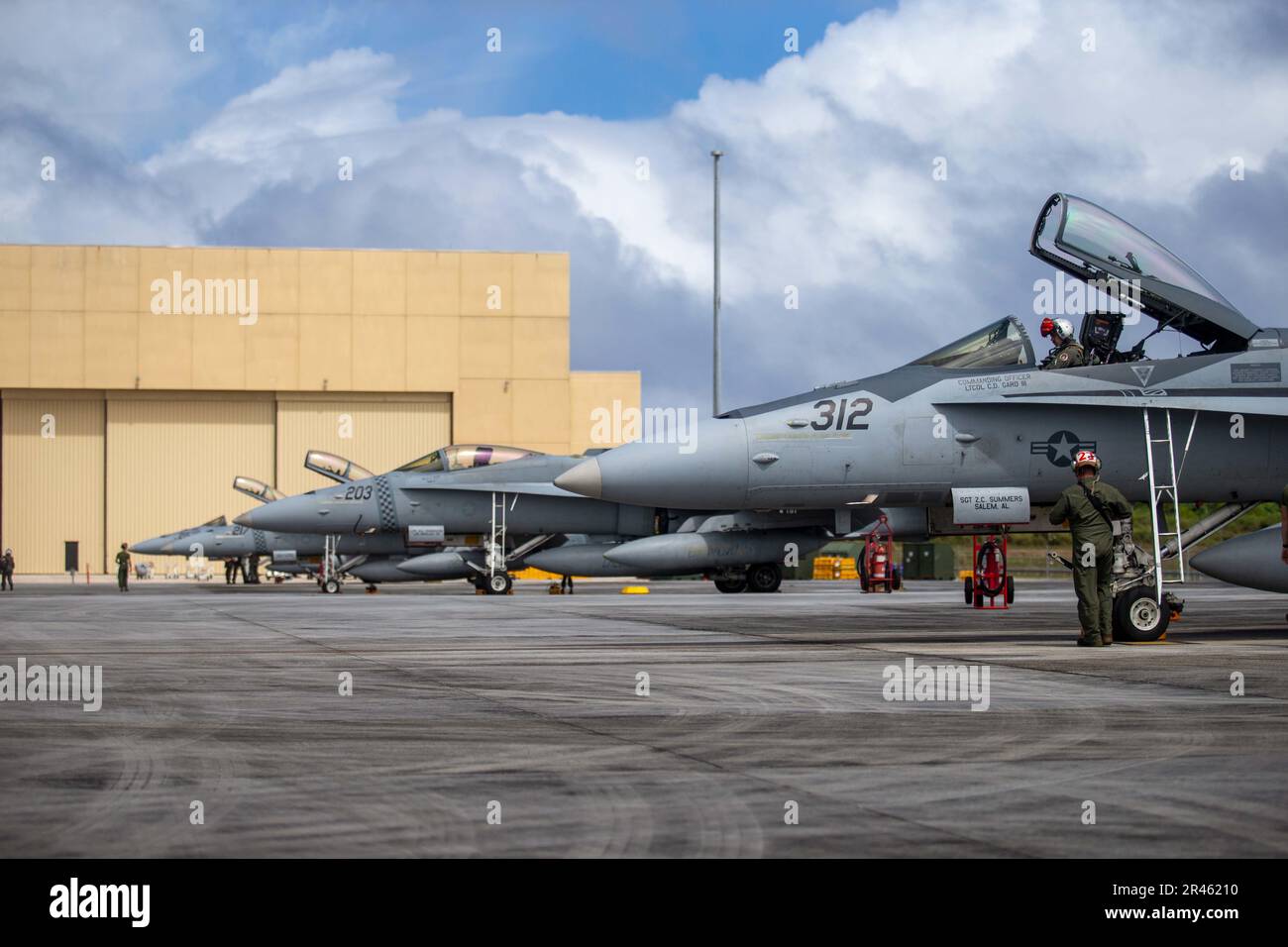 ÉTATS-UNIS Des aéronefs du corps maritime F/A-18 Hornet de l'escadron d'attaque de chasseurs marins 312 sont assis sur la ligne de vol après les opérations de vol à la base aérienne d'Andersen, à Guam, le 21 février 2023. Cope North 2023, un exercice multilatéral de formation sur le terrain, a amélioré les compétences essentielles de préparation des pays partenaires et l'interopérabilité grâce à l'exécution de divers ensembles de missions, y compris la supériorité aérienne, l'interdiction, la guerre électronique, le transport aérien tactique et le ravitaillement en carburant aérien. Banque D'Images