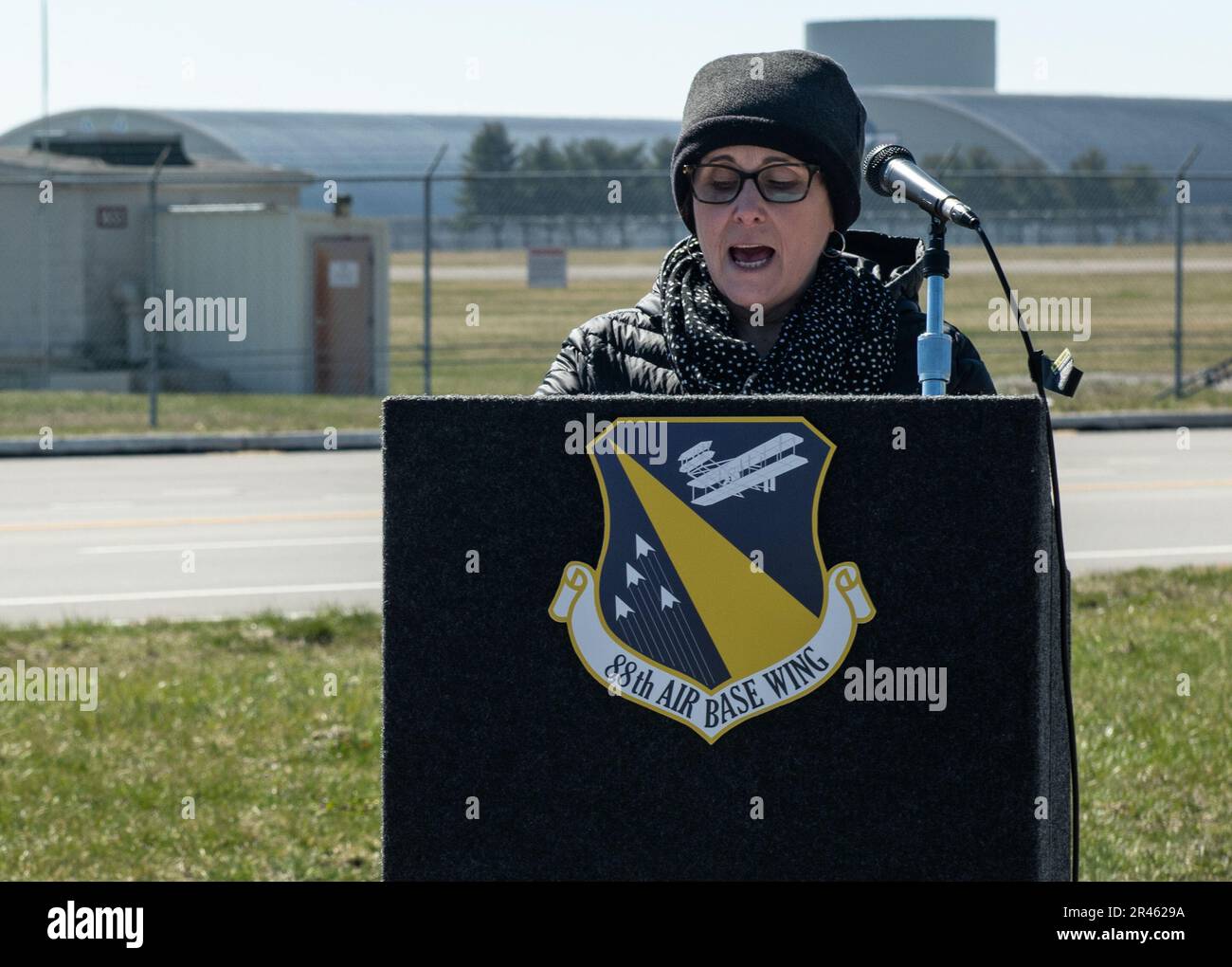 Sarah Amato, spécialiste des affaires publiques de la 88th Escadre de la base aérienne, dirige une conférence de presse simulée 15 mars 2023, à Dayton, en Ohio. La simulation faisait partie d'un exercice de formation sur l'intervention en cas d'urgence mené au Musée national des États-Unis Force aérienne. Banque D'Images