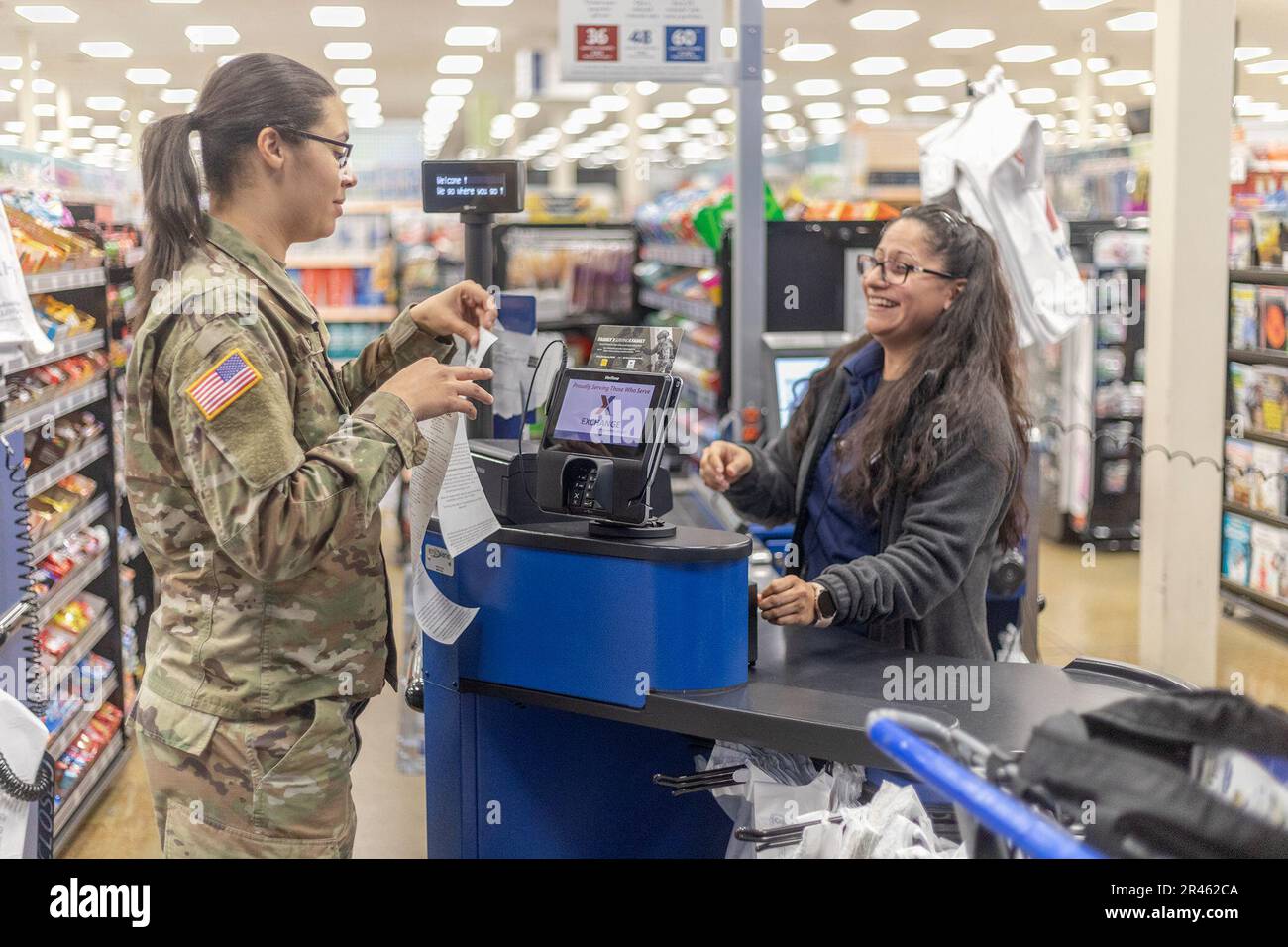 « Il est toujours bon de mettre les choses pour lesquelles vous avez des coupons à l'avant », a déclaré le SPC Janice Coulter au principal Exchange de fort Bliss, Texas, le 9 février 2023. La Brigade d’artillerie de la Défense aérienne de 11th, le commandant de la Défense aérienne et des missiles de l’Armée de terre de 32nd le soldat et le conjoint de l’Armée de terre en service actif ont déclaré qu’elle était un coursier avide depuis qu’elle est devenue mère et qu’elle aime partager ses conseils sur les économies à la caisse avec d’autres familles militaires. Banque D'Images