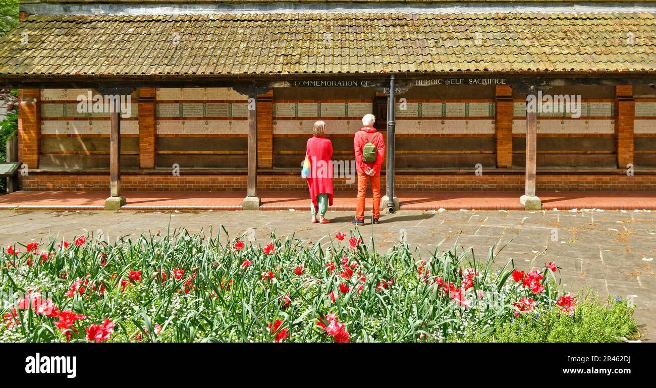 London King Edward Street Postmans Park Memorial à Heroic Self-sacrifice deux visiteurs à Springtime Banque D'Images