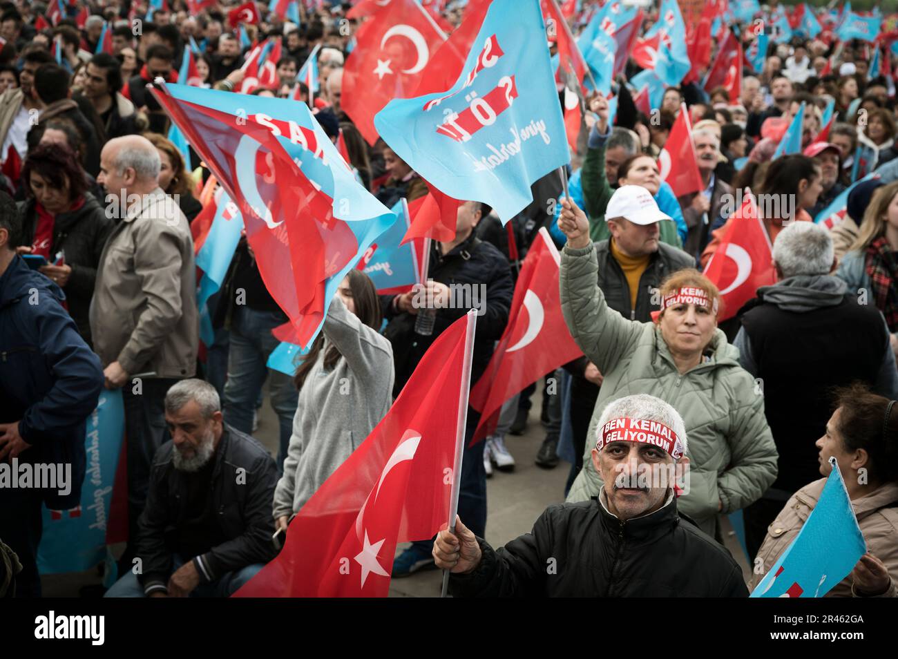 Istanbul, Turquie. 6th mai 2023. Les gens ont vu tenir des drapeaux pendant le rassemblement politique. Avant les élections présidentielles et parlementaires prévues pour 14 mai, les partisans du Parti populaire républicain (CHP), parti d'opposition, et les autres partis alliés, ont assisté à la manifestation dans le district de Maltepe, à Istanbul, présentant le candidat présidentiel Kemal Kilicdaroglu. (Credit image: © Valeria Ferraro/SOPA Images via ZUMA Press Wire) USAGE ÉDITORIAL SEULEMENT! Non destiné À un usage commercial ! Banque D'Images