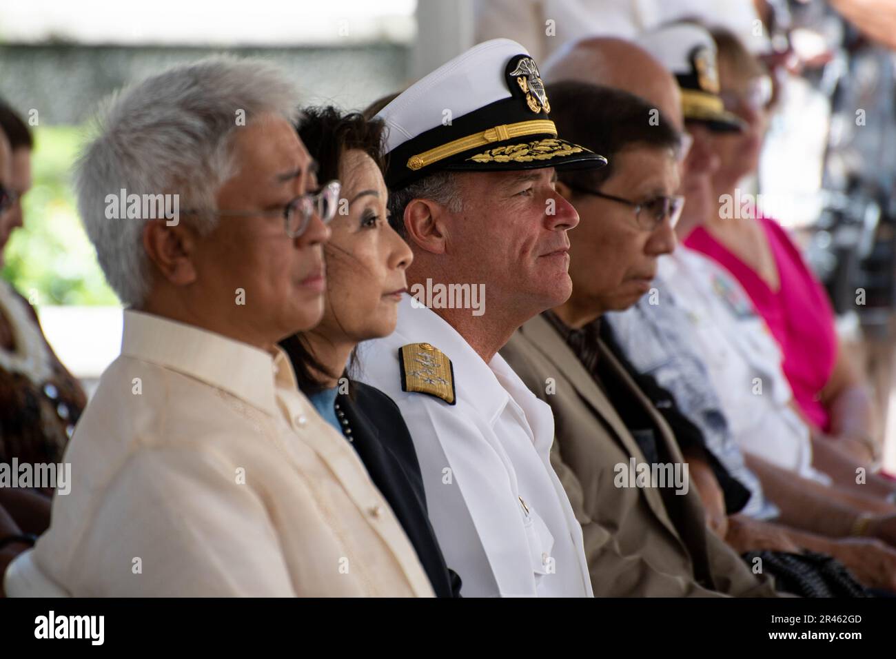 HONOLULU (10 avril 2023) Consul général des Philippines à Hawaï Emil Fernandez, à gauche, Hawaï Lt. Gov. Sylvia Luke, ADM. John C. Aquilino, Commandant des États-Unis Le Commandement Indo-Pacifique et le sénateur Orlando Mercado, ancien secrétaire à la défense et sénateur de la République des Philippines, assistent à la commémoration de « Araw ng Kagitingan » à Honolulu. Le jour philippin de la vaillance reconnaît le service des militaires philippins et le sacrifice de plus de 10 000 militaires philippins et américains qui ont perdu la vie pendant la bataille de Bataan et sa marche suivante. USINDOPACOM s'engage à améliorer la STA Banque D'Images