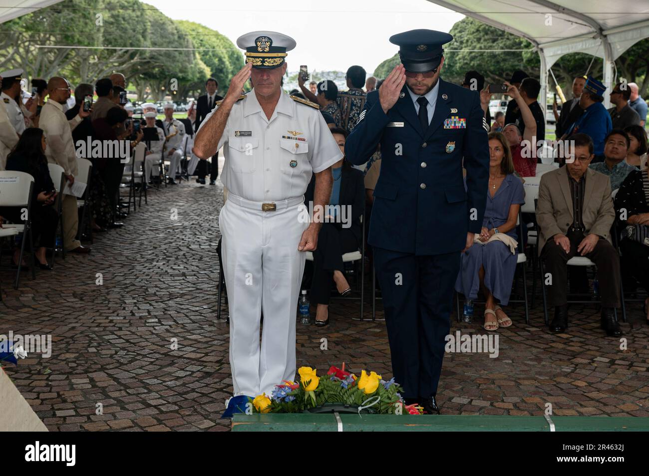 HONOLULU (10 avril 2023), sous-ministre John C. Aquilino, commandant des États-Unis Indo-Pacific Command, salue une couronne déposée pour la commémoration de « Araw ng Kagitingan » à Honolulu. Le jour philippin de la vaillance reconnaît le service des militaires philippins et le sacrifice de plus de 10 000 militaires philippins et américains qui ont perdu la vie pendant la bataille de Bataan et sa marche suivante. USINDOPACOM s'est engagé à renforcer la stabilité dans la région Asie-Pacifique en encourageant la coopération en matière de sécurité, en encourageant le développement pacifique, en répondant aux imprévus, en prévenant l'agression et, le cas échéant Banque D'Images