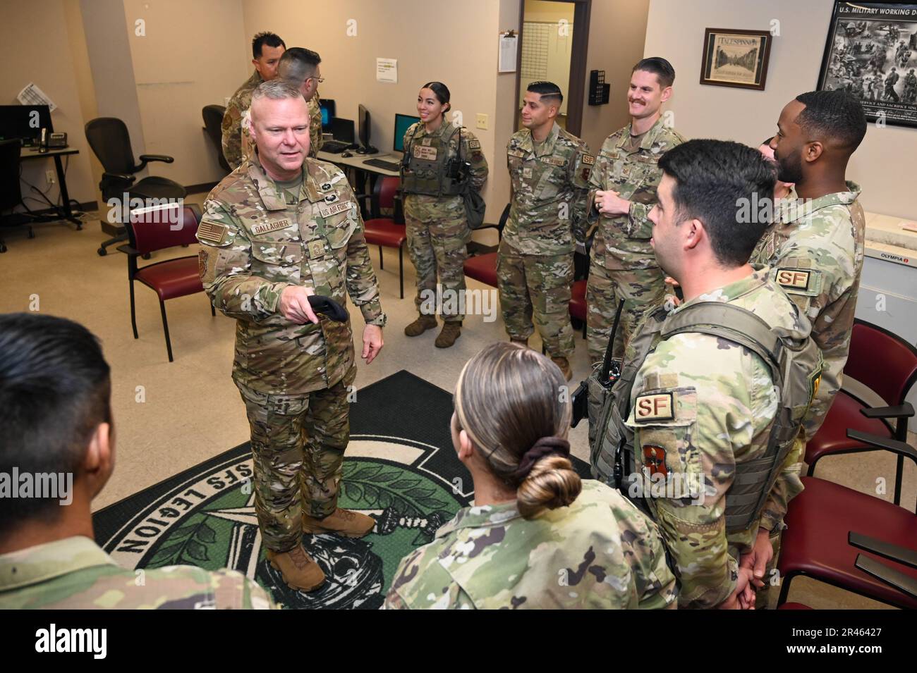 ÉTATS-UNIS Le Sgt. Chef de la Force aérienne, Donald Gallagher, gestionnaire de carrière des Forces de sécurité, parle aux membres de l'escadron 802nd des Forces de sécurité 30 mars 2023, base interarmées de San Antonio-Lackland (Texas). La visite de Sherman et Gallagher au JBSA-Lackland a été d’informer les forces de sécurité de l’état actuel des lieux et de reconnaître les plus performantes au sein de la SFS 802nd. Banque D'Images