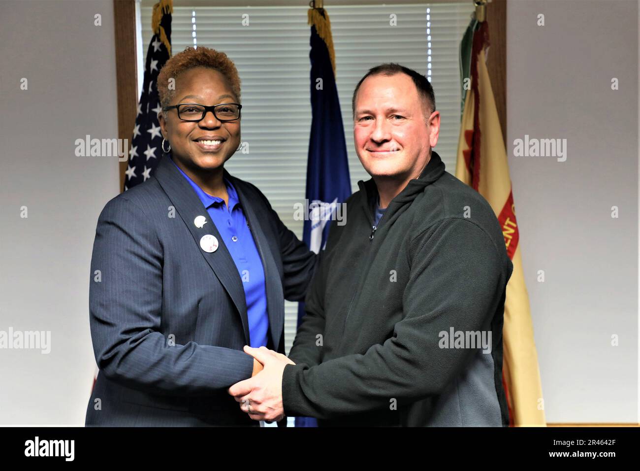 Roberta Sheffield, avec le Centre d'excellence culinaire conjoint de fort Lee, en Virginie, se serre la main avec Andy Pisney, directeur du programme alimentaire de fort McCoy, sur 31 mars 2023, au fort McCoy, (Wisconsin). Quartier général de la garnison à la suite de l'inspection de l'équipe d'aide à la gestion des aliments de l'Armée de terre (AMFM) qui a été effectuée pour le Bureau de gestion du Programme alimentaire du Centre de préparation logistique de fort McCoy (CRL) et le Bureau de gestion de l'approvisionnement de subsistance du CRL. L'inspection de la FMAT a eu lieu à 29-31 mars à fort McCoy, a déclaré M. Pisney. Le FMAT inspecte chaque programme alimentaire d'installation tous les 18 mois dans le Continental Banque D'Images