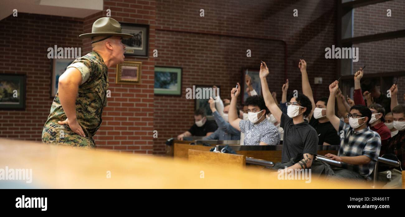 De nouvelles recrues de la Fox Company, 2nd Recruit Training Battalion, arrivent sur le corps maritime recent Depot Pariris Island, S.C., 3 avril 2023. Au cours de leur première nuit au dépôt, les recrues font un appel téléphonique à la maison, reçoivent leur coupe de cheveux pour la première recrue, reçoivent leur uniforme et terminent le traitement administratif initial. Banque D'Images