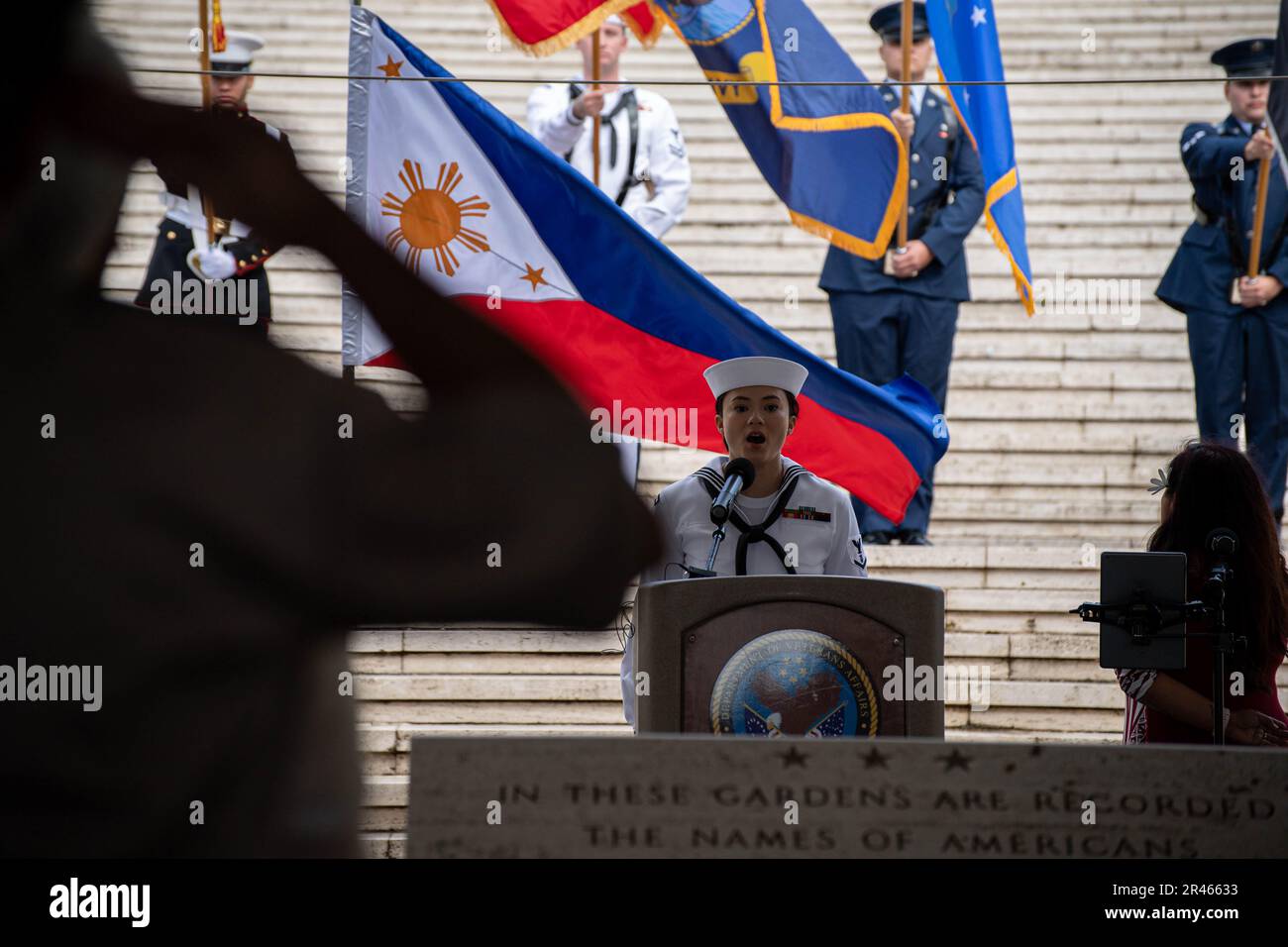 HONOLULU (10 avril 2023) musicien 3rd classe Amanda Huddleston chante l'hymne national des États-Unis lors de la commémoration "Araw ng Kagitingan" à Honolulu. Le jour philippin de la vaillance reconnaît le service des militaires philippins et le sacrifice de plus de 10 000 militaires philippins et américains qui ont perdu la vie pendant la bataille de Bataan et sa marche suivante. USINDOPACOM s'est engagé à renforcer la stabilité dans la région Asie-Pacifique en encourageant la coopération en matière de sécurité, en encourageant le développement pacifique, en réagissant aux imprévus, en prévenant l'agression et, le cas échéant, figh Banque D'Images