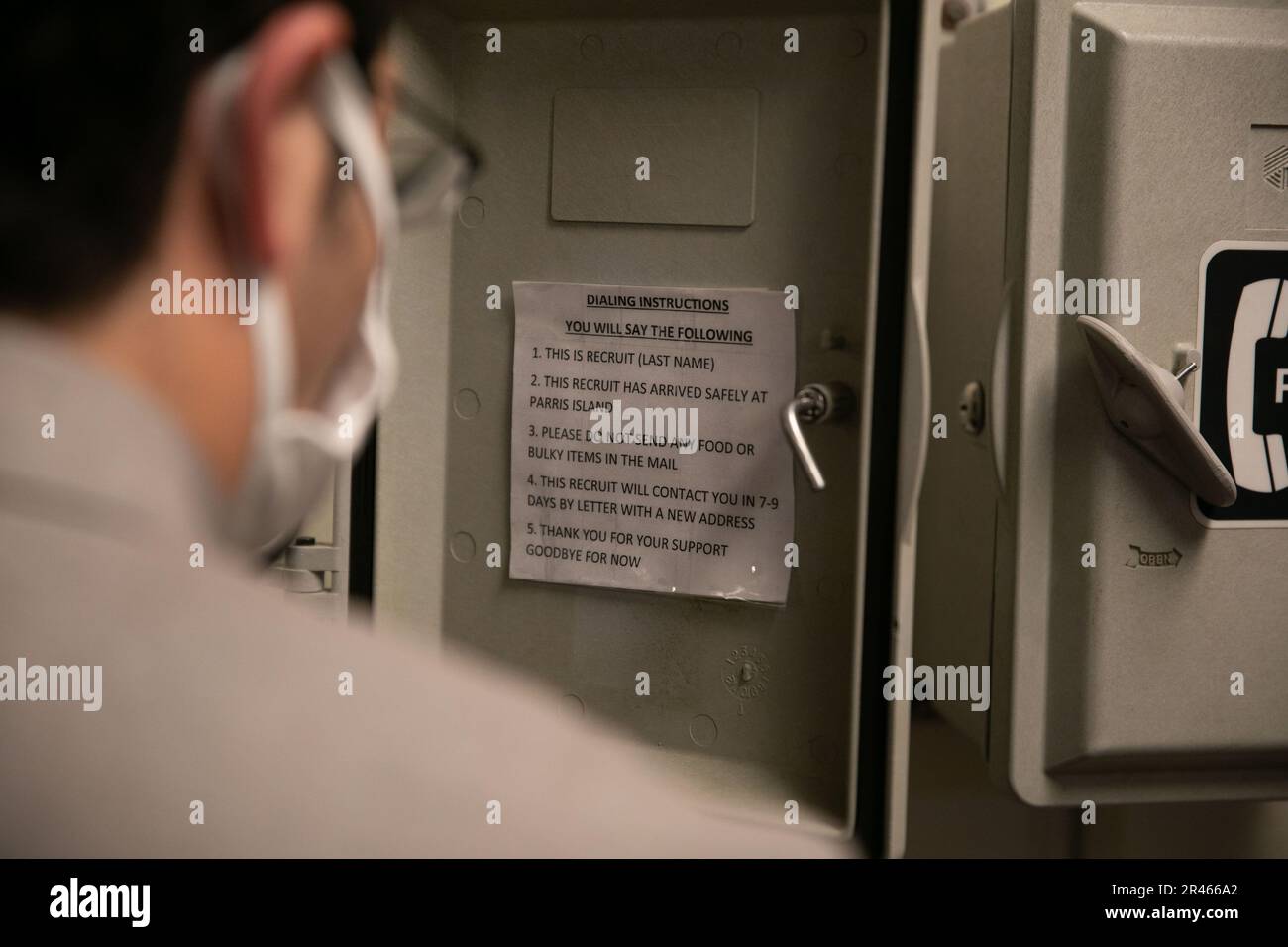 De nouvelles recrues de la Fox Company, 2nd Recruit Training Battalion, arrivent sur le corps maritime recent Depot Pariris Island, S.C., 3 avril 2023. Au cours de leur première nuit au dépôt, les recrues font un appel téléphonique à la maison, reçoivent leur coupe de cheveux pour la première recrue, reçoivent leur uniforme et terminent le traitement administratif initial. Banque D'Images