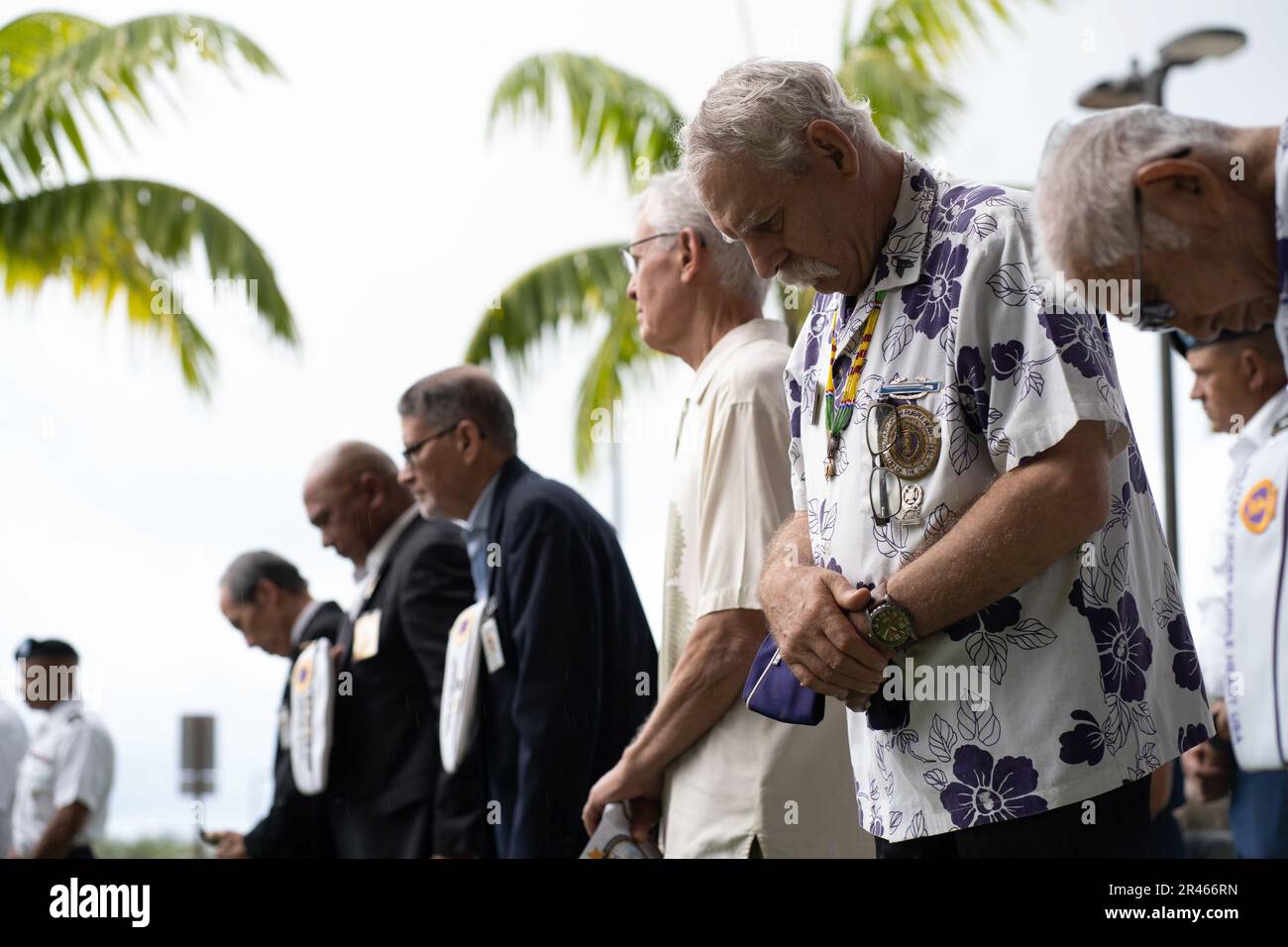 Les participants à la cérémonie du 50th anniversaire de l'opération Homecoming, se sont incliné la tête lors de l'invocation à la base conjointe Pearl Harbor-Hickam, 28 mars 2023. Suite à la publication de la norme américaine Prisonniers de guerre par les Nord-Vietnamiens, les membres du service américain nouvellement libérés ont été ramenés à la JBPHH et ont touché le sol américain pour la première fois. Banque D'Images