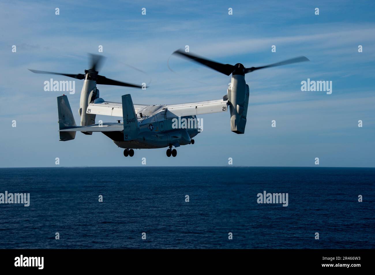 230118-N-MD461-1281 OCÉAN PACIFIQUE (le 18 janvier 2022) Un CMV-22B Osprey, affecté aux « Titans » de l'escadron multimission (VRM) 30 de la logistique de la flotte, prend son décollage du pont de vol du porte-avions USS Carl Vinson de la classe Nimitz (CVN 70). Vinson mène actuellement des opérations maritimes de routine. Banque D'Images