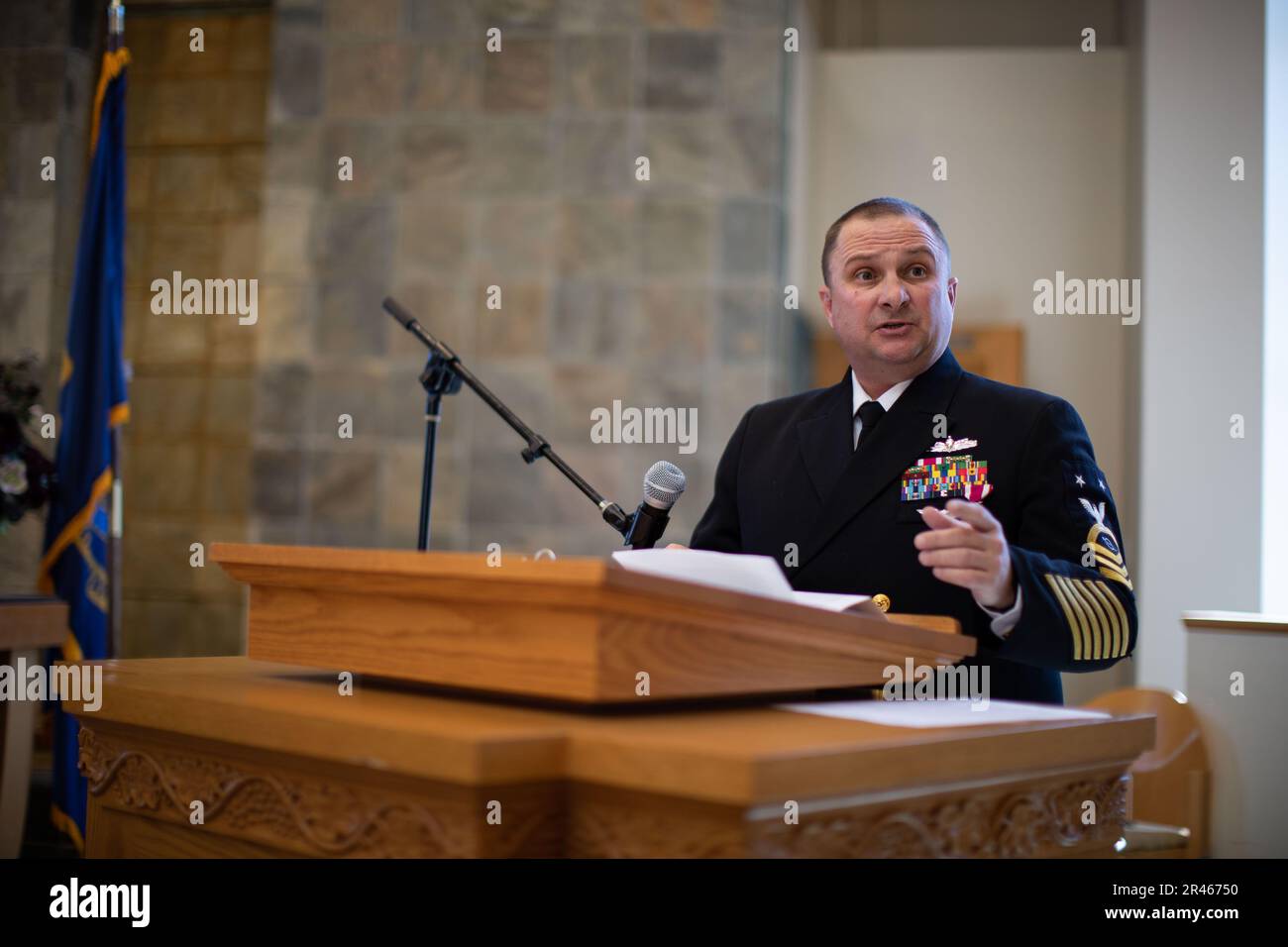 230331-N-XP477-1310 SAN DIEGO (31 mars 2023) – le spécialiste principal des opérations Kermit L. Pollard fait des remarques lors de sa cérémonie de retraite à la chapelle Murphy Canyon, à 31 mars 2023. Pollard prend sa retraite après 27 ans de service dévoué à la Marine américaine. Banque D'Images