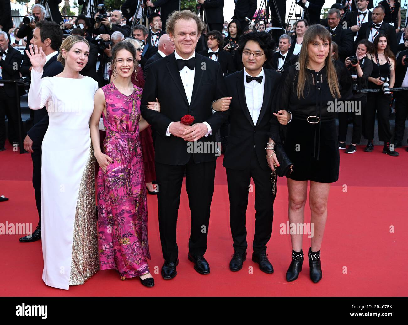 (De gauche à droite) Emilie Dequenne, Paula Beer, John C. Reilly, Alice Winocour et Davy Chou ont assisté à la première d'Old Oak lors du Festival de Cannes 76th à Cannes, France. Date de la photo: Vendredi 26 mai 2023. Le crédit photo devrait se lire comme suit : Doug Peters/PA Wire Banque D'Images