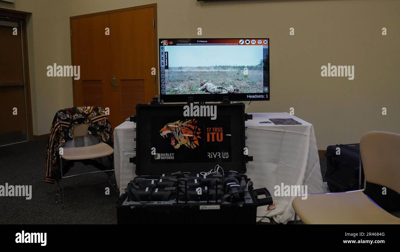 La démonstration de réalité virtuelle de l'unité de technologie de l'instruction de l'escadron de soutien à l'entraînement 17th est présentée à l'exposition technique de formation 101 à la base aérienne Keesler, Mississippi, 30 mars 2023. Le TT 101 a eu lieu à Keesler pour éduquer les dirigeants de la deuxième Escadre de la Force aérienne au sujet des innovations de formation technique qui se produisent dans l'ensemble de la Force aérienne numérotée. Banque D'Images