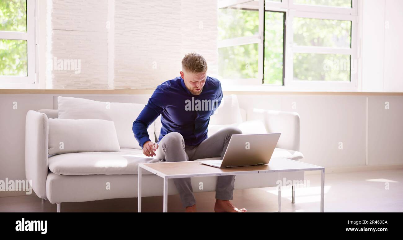 Douleurs au cou et stress. Mauvaise posture sur l'ordinateur dans Office Banque D'Images