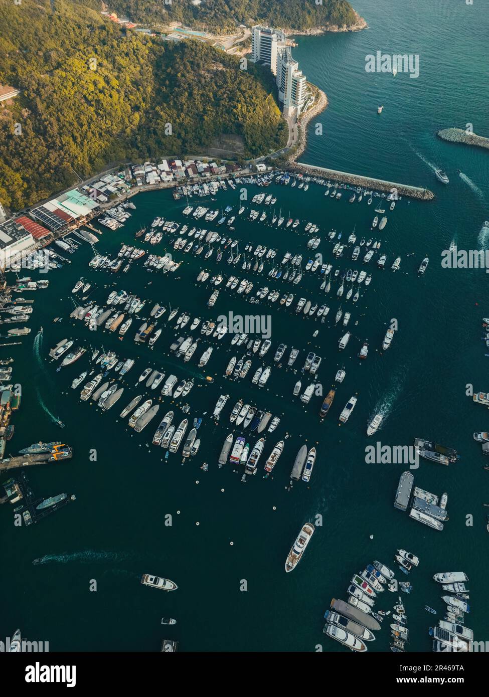 Une vue aérienne des bateaux sur le port d'Aberdeen près des bâtiments du centre-ville de Hong Kong Banque D'Images