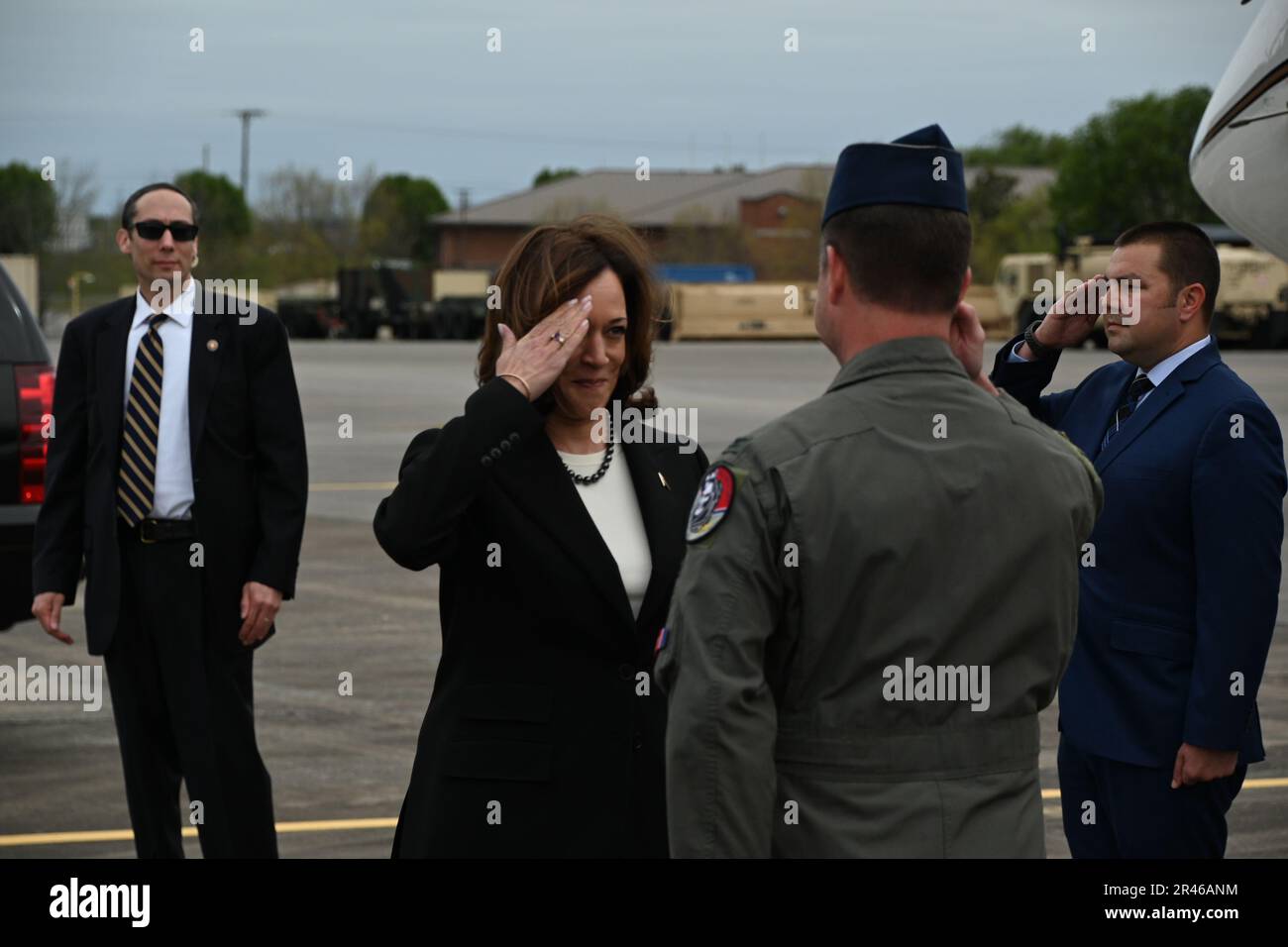 Le vice-président Kamala Harris salue le colonel Ted Geasley, commandant de la 118th e Escadre, 7 avril 2023, à la base de la Garde nationale aérienne de Berry Field, Nashville, Tennessee. Harris était à Nashville pour parler avec des membres de la législature du Tennessee récemment expulsés à l'Université Fisk. Banque D'Images