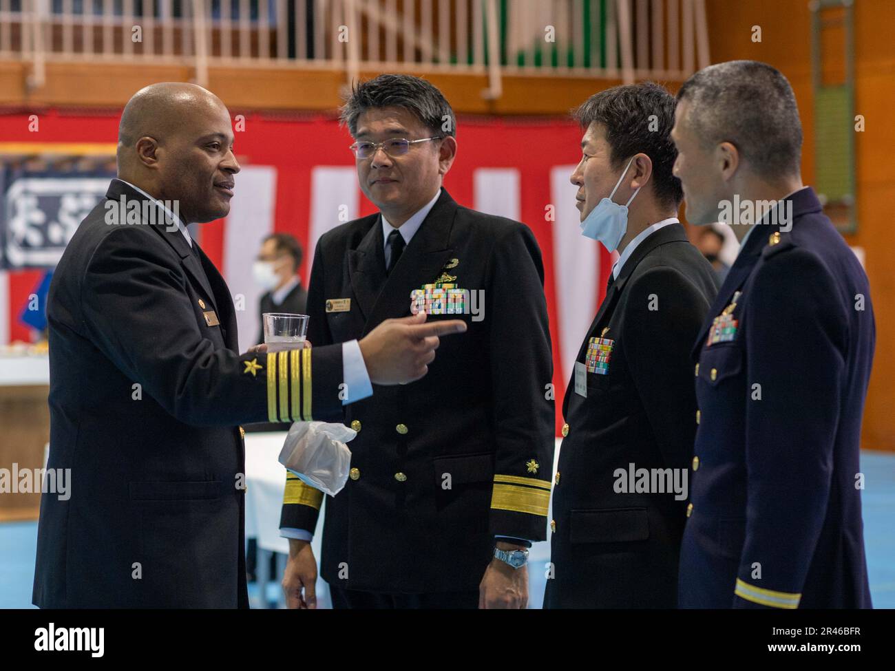 Le capitaine David Adams, commandant, activités de la flotte Sasebo (CFAS), parle à l'ADM arrière Hitoshi Shimizu, l'escorte de la Force d'autodéfense maritime du Japon deux commandants, l'ADM arrière Katsuya Suzuki, le commandant de l'escadre 22 de la flotte JMSDF, Et le général de division Shingo Nashinoki, commandant de la Brigade de déploiement rapide amphibie de la Force de défense terrestre du Japon, lors du rassemblement printanier du district de Sasebo de la JMSDF célébrant son anniversaire de 70th au gymnase Hirase de Sasebo, au Japon, en 1 avril 2023. Depuis plus de 75 ans, le CFAS fournit, entretient et exploite des installations et des services de base pour habiliter Banque D'Images