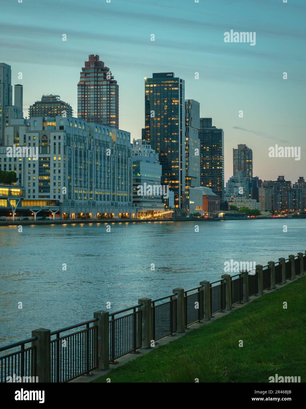 Vue sur l'East River et les bâtiments de Manhattan depuis Roosevelt Island, New York Banque D'Images