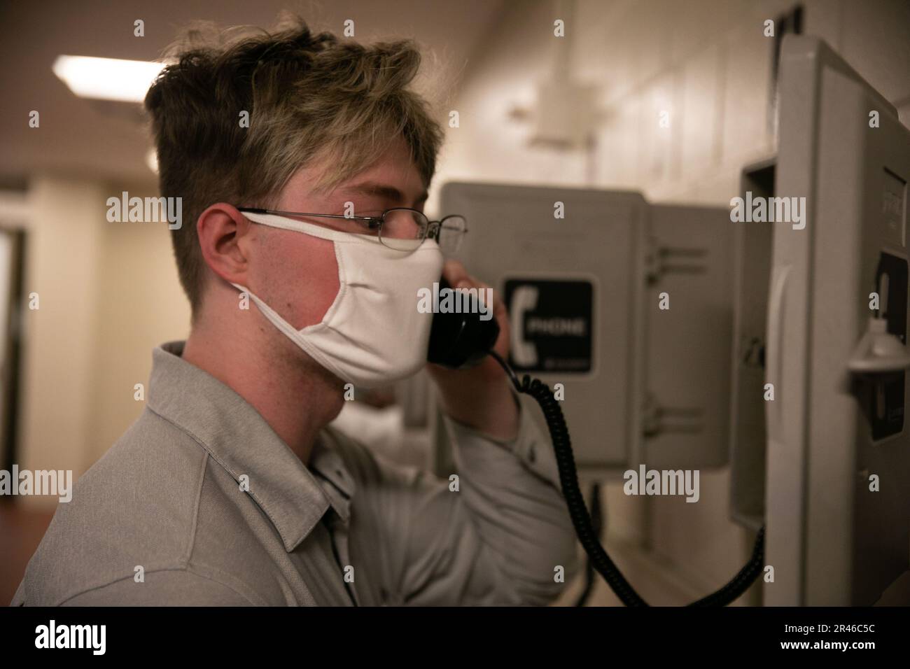 De nouvelles recrues de la Fox Company, 2nd Recruit Training Battalion, arrivent sur le corps maritime recent Depot Pariris Island, S.C., 3 avril 2023. Au cours de leur première nuit au dépôt, les recrues font un appel téléphonique à la maison, reçoivent leur coupe de cheveux pour la première recrue, reçoivent leur uniforme et terminent le traitement administratif initial. Banque D'Images