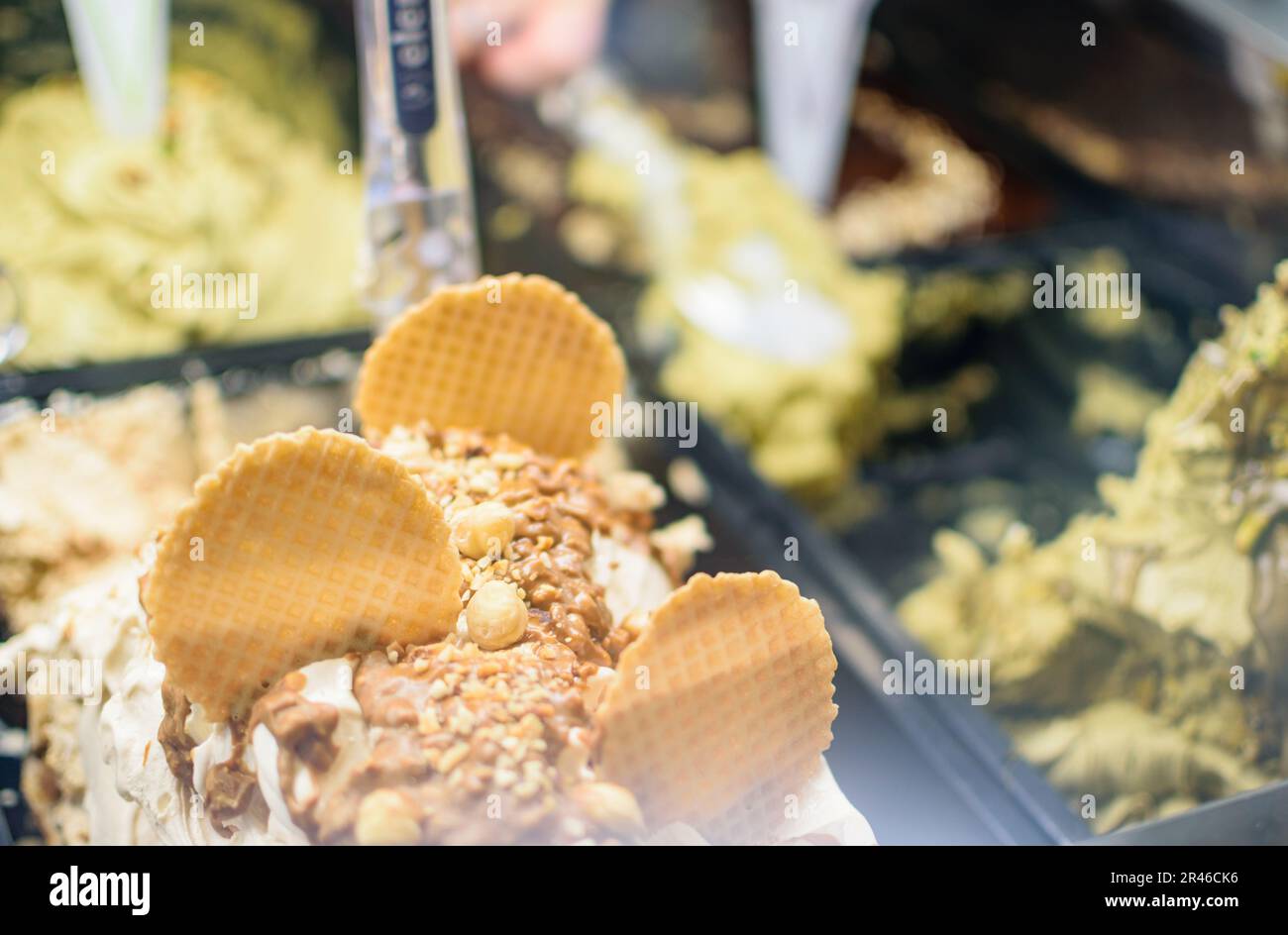 Crème glacée italienne artisanale exposée dans les affaires pour la consommation Banque D'Images