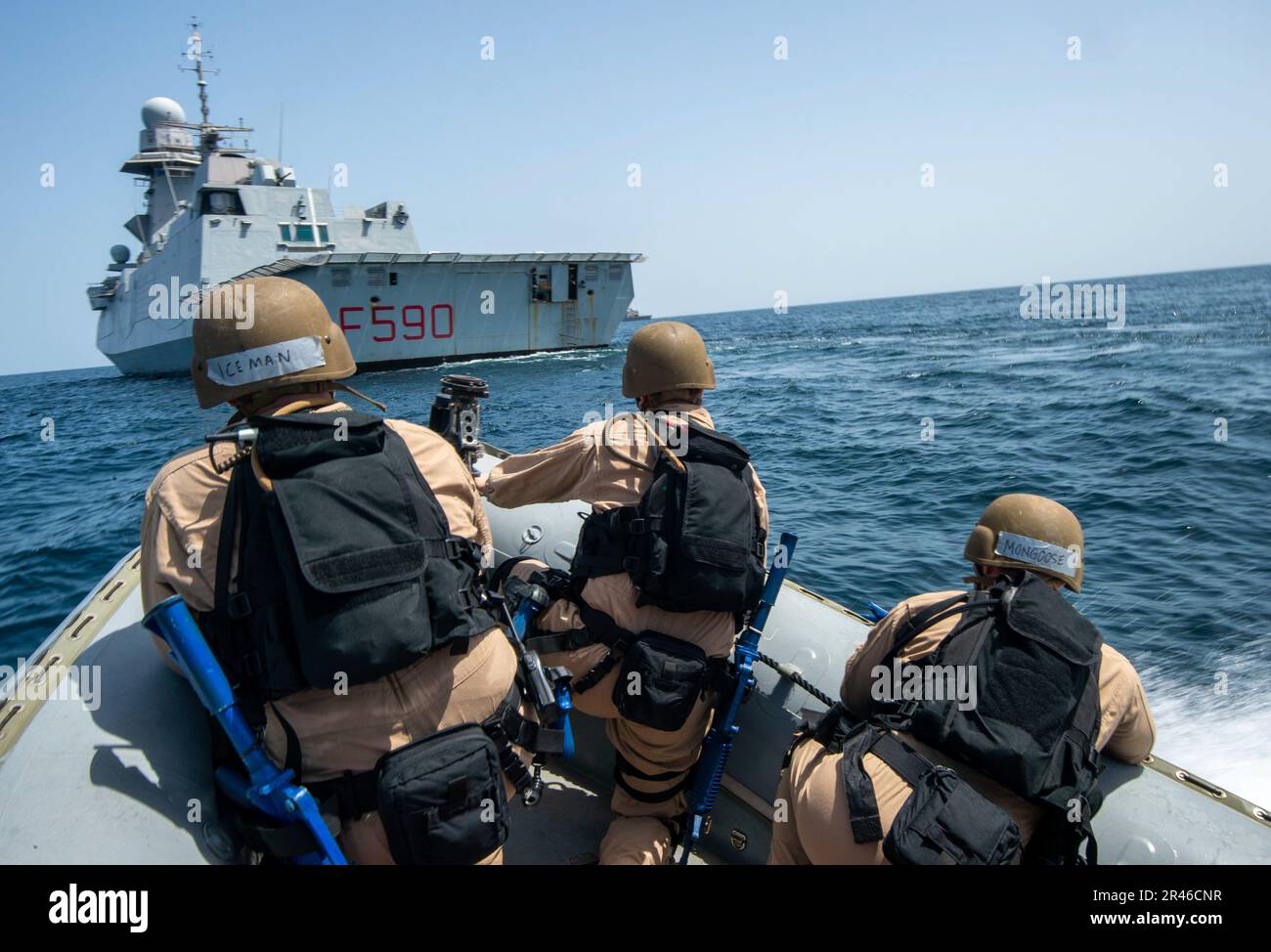 230324-N-NH267-1152 LES marins DE LA MER D'ARABIE (24 mars 2023) s'approchent de la frégate de la marine italienne Carlo Bergamini (F 590) dans un bateau gonflable à coque rigide (RHIB) lors d'un exercice VBSS avec le destroyer à missiles guidés USS Paul Hamilton (DDG 60), 24 mars 2023 dans la mer d'Arabie. Paul Hamilton est déployé dans la zone d'opérations de la flotte américaine 5th afin d'assurer la sécurité et la stabilité maritimes dans la région du Moyen-Orient. Banque D'Images