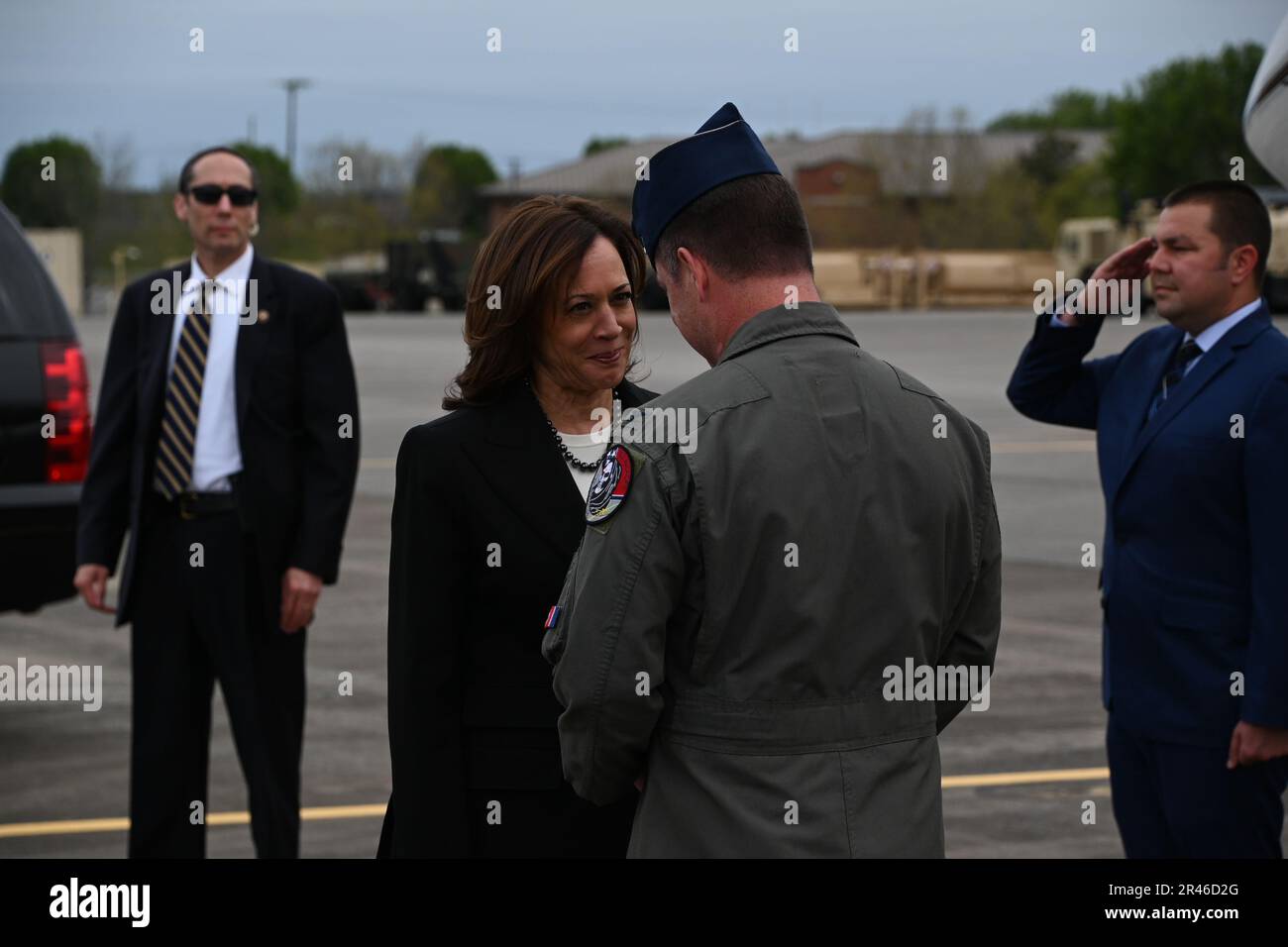 Le vice-président Kamala Harris salue le colonel Ted Geasley, commandant de la 118th e Escadre, 7 avril 2023, à la base de la Garde nationale aérienne de Berry Field, Nashville, Tennessee. Harris était à Nashville pour parler avec des membres de la législature du Tennessee récemment expulsés à l'Université Fisk. Banque D'Images