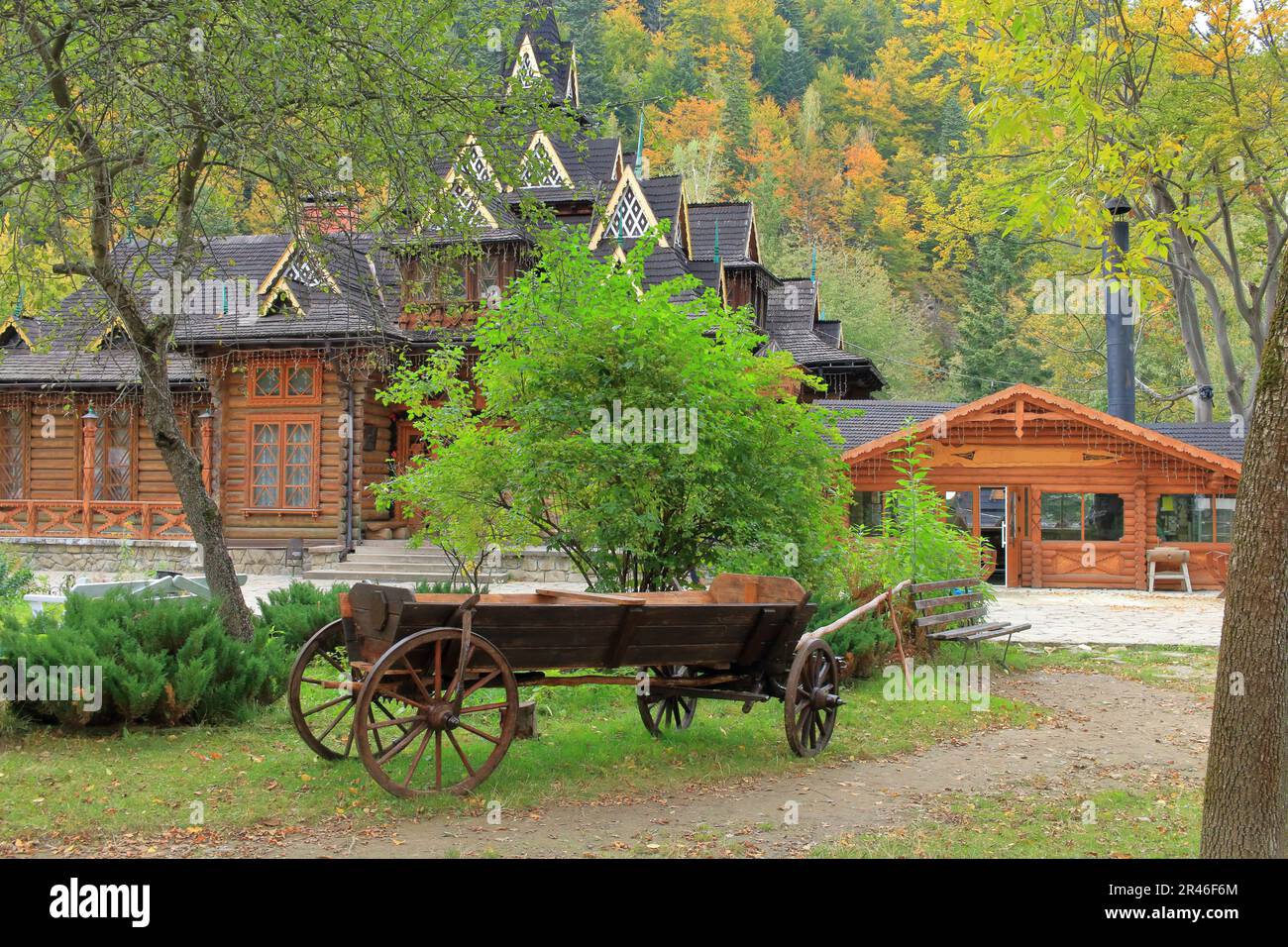 La photo a été prise dans la ville ukrainienne de Yaremchey. La photo montre une vieille charrette dans la cour de la maison en bois de Carpates. Banque D'Images
