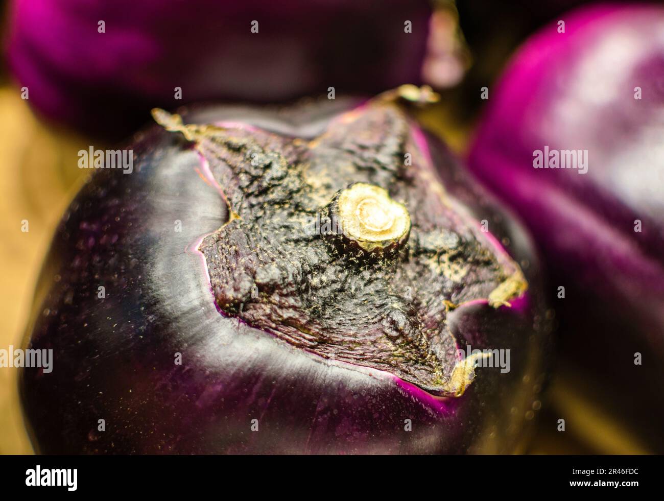 Image de l'aubergine stockée sur le marché de la consommation. Banque D'Images