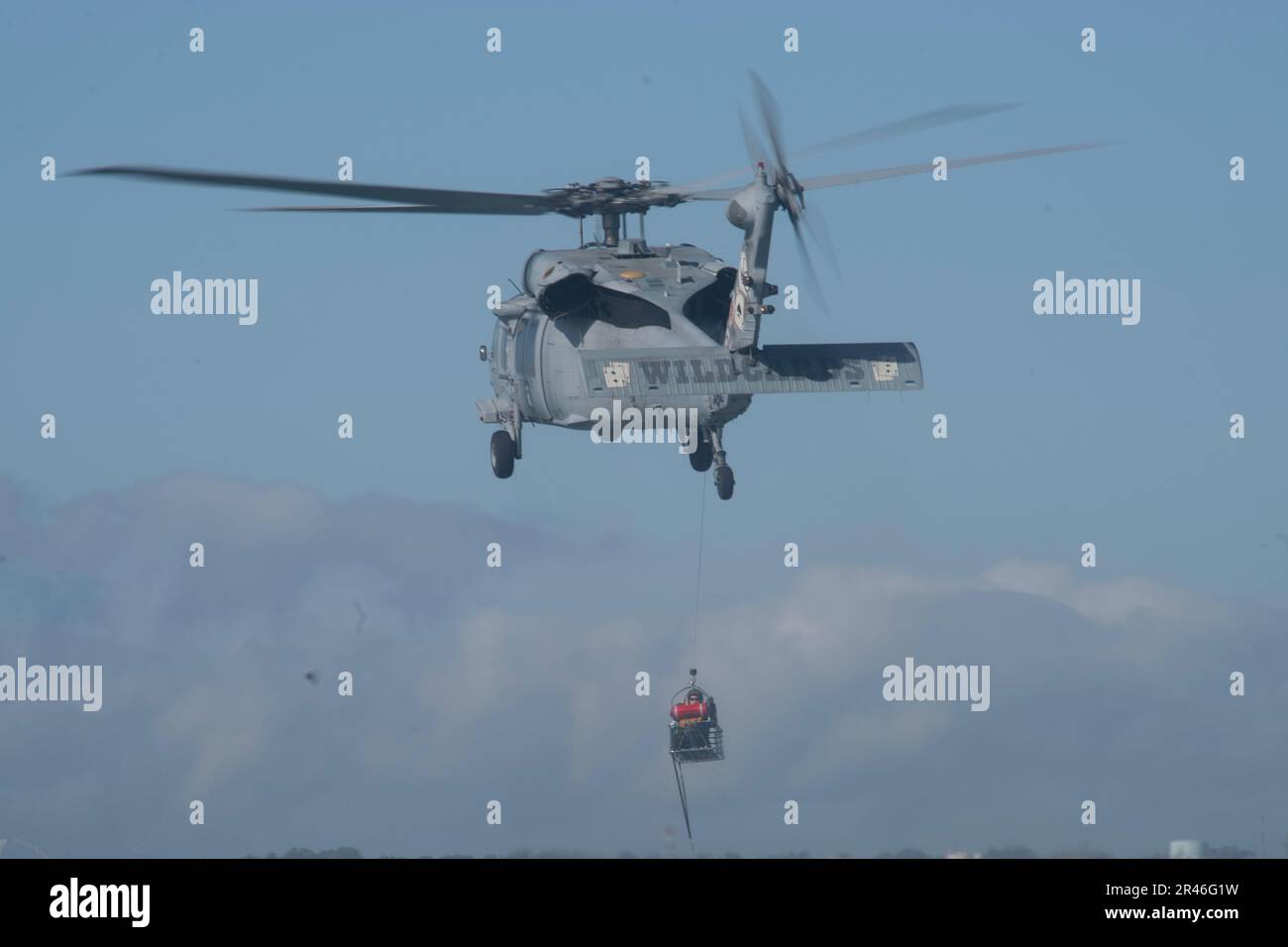 230119-N-LR048-1954 (le 19 janvier 2023) – l'équipage d'un hélicoptère MH-60s Seahawk, affecté au palan 23 de l'Escadron de combat en mer (HSC) d'hélicoptère un membre de l'équipage de la Force aérienne affecté à l'aile du pont aérien 445th via un panier de sauvetage lors d'une course d'entraînement en mer au large de la côte de San Diego, 19 janvier. Au cours de l'évolution, en plus de HSC-23, le chef du modèle de recherche et de sauvetage des opérations navales HSC-3 a supervisé l'exercice de recherche et de sauvetage avec HSC-8, secteur de la Garde côtière de San Diego, et des membres de l'équipage affectés à l'aile de transport aérien 445th. Banque D'Images