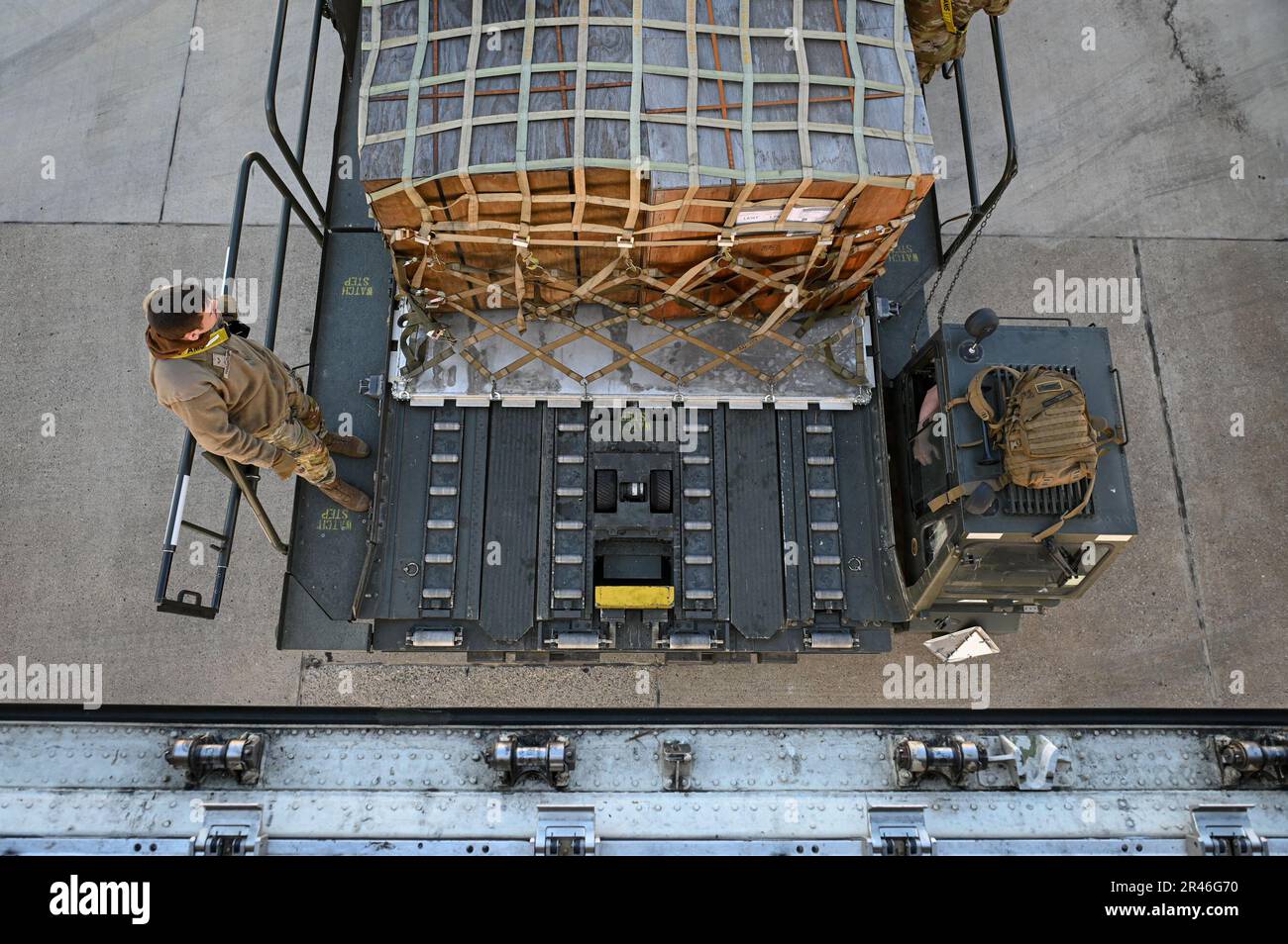 Le principal Airman Caleb Hargrove, spécialiste du transport aérien affecté à l'escadron de mobilité aérienne 728th, se prépare à décharger les abris médicaux et l'équipement de la base aérienne d'Incirlik, Türkiye, le 18 février 2023. Les abris médicaux et l'équipement seront utilisés pour aider les personnes dans le besoin à la suite des tremblements de terre qui ont frappé Türkiye le 6 février. L'armée américaine travaille à l'appui des États-Unis Agence pour le développement international, le gouvernement de Türkiye et nos alliés et partenaires pour apporter des secours au peuple de Türkiye. L'aile 39th de la base aérienne est l'une des unités militaires américaines suppor Banque D'Images