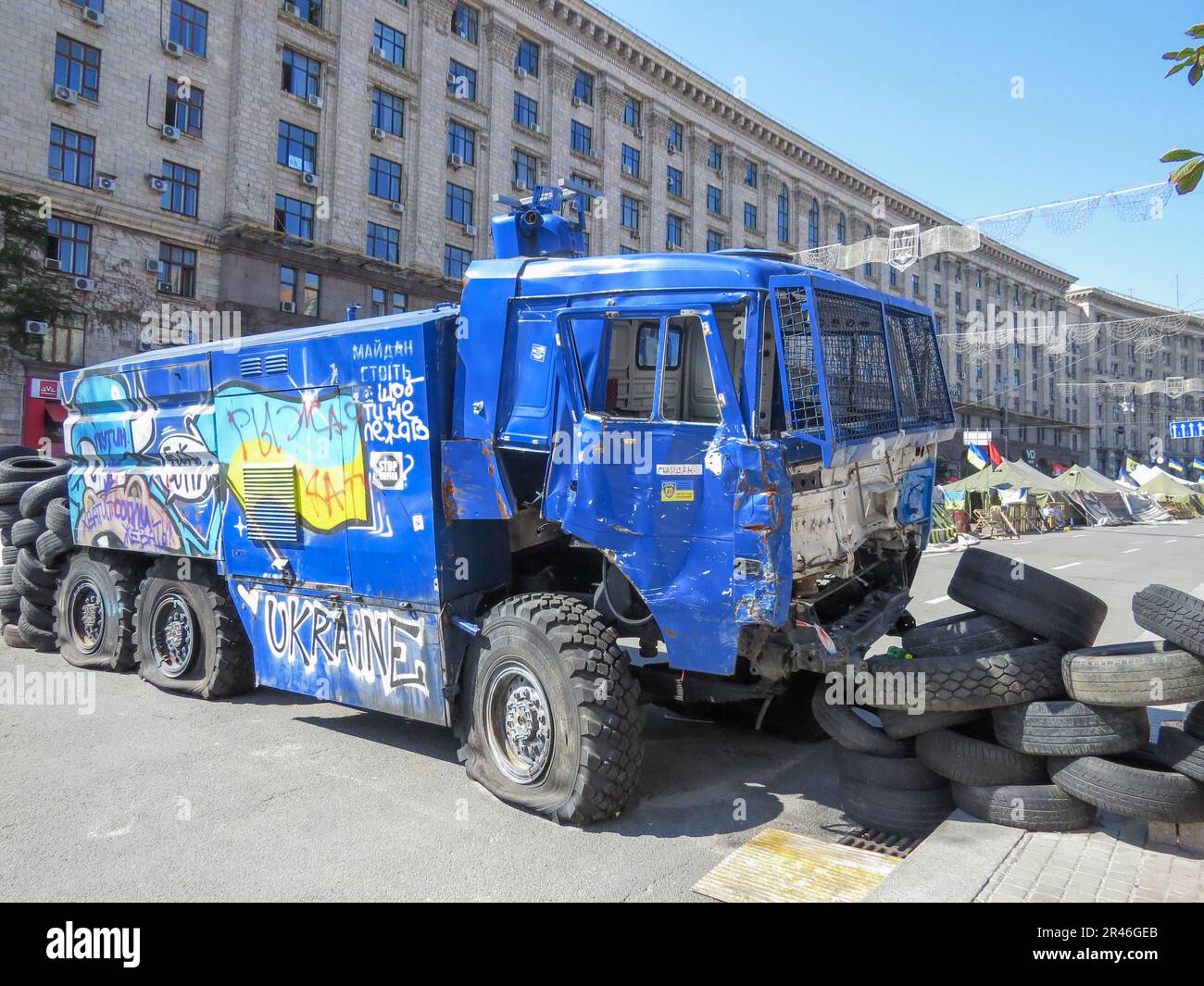 La vue d'un véhicule Riot bleu naufragé pendant la Révolution de la dignité Banque D'Images