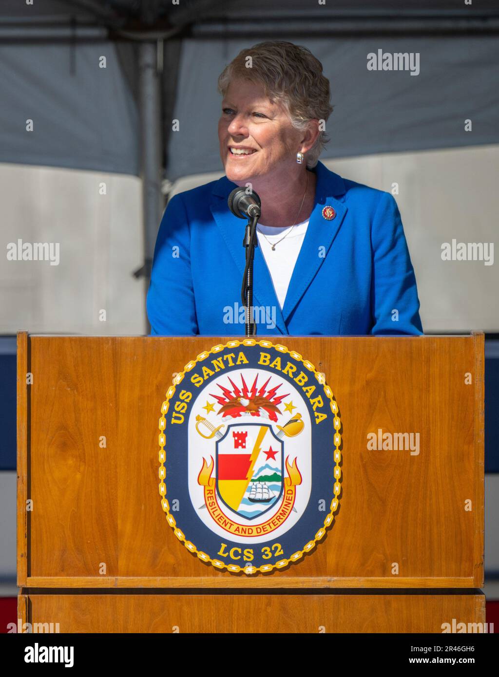 Julia Brownley, représentante des États-Unis, du village de Westlake, accueille les invités alors qu'elle fait des remarques d'ouverture lors de la mise en service de l'USS Santa Barbara (LCS 32) sur 1 avril au port Hueneme de NBCV. Banque D'Images