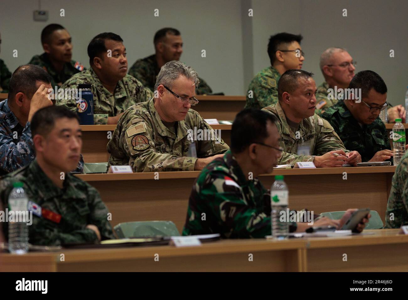 Les membres du service des pays participants assistent à un briefing de l'OIPE (Operational Intelligence Preparation of the Environment) dans le cadre d'un exercice conjoint d'état-major (STAFFEX) lors de l'exercice Cobra Gold sur le camp Red Horse, Utapao, province de Rayong, Royaume de Thaïlande, 1 mars, 2023. Le STAFFEX met l'accent sur la coordination entre les nations participantes afin de fournir une assistance humanitaire, des secours en cas de catastrophe et une réponse rapide lors d'un incident majeur. Cobra Gold, qui en 42nd ans, est un événement de formation parrainé par la Thaïlande et les États-Unis qui s'appuie sur l'amitié de longue date entre les deux nations alliées A. Banque D'Images