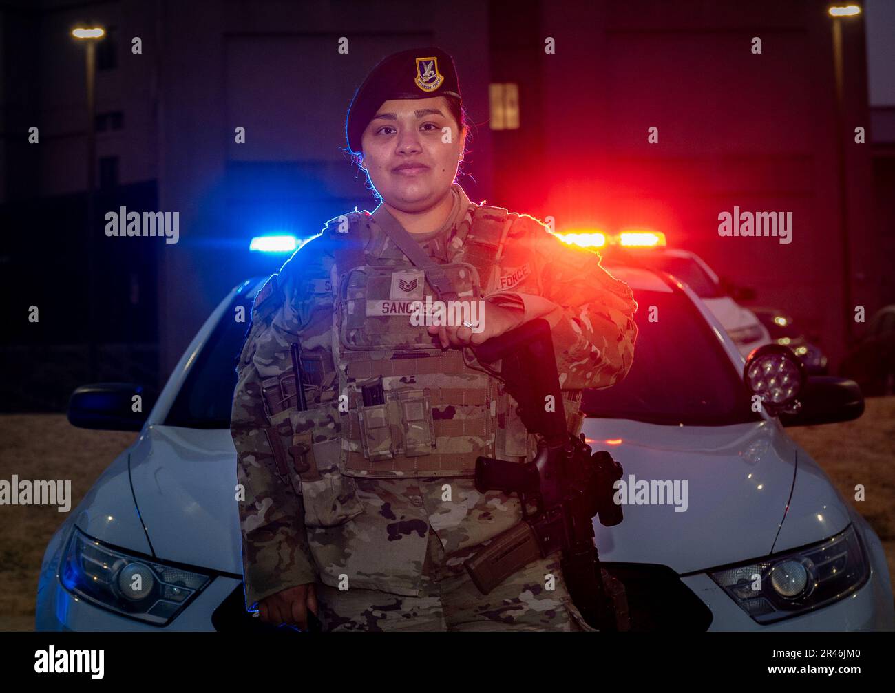 ÉTATS-UNIS Tech. De la Force aérienne Le Sgt Edith Sanchez, sergent de vol du 51st Escadron des forces de sécurité, pose une photo pour célébrer le mois de l’histoire des femmes à la base aérienne d’Osan, en République de Corée, au 28 mars 2023. Sanchez s'est joint à la Force aérienne comme un 18 ans hors de l'école secondaire et croit fermement que tout est possible avec le travail dur. « Jeunes femmes, je veux que vous soyez à l'aise avec le fait d'être mal à l'aise. Je sais que ça sonne cliché, mais les choses qui vous défient dans votre vie vous rendront plus fort et une meilleure personne », a déclaré Sanchez. Banque D'Images