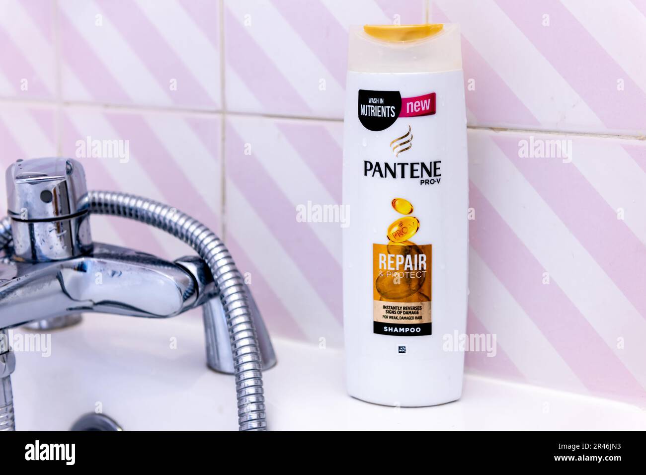 Londres. ROYAUME-UNI-05.21.2023. Une bouteille de shampooing Pantene sur une baignoire. Banque D'Images