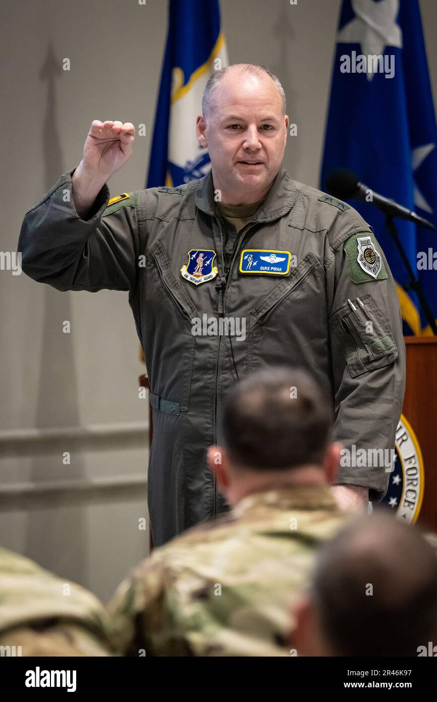 ÉTATS-UNIS Le général de division de la Force aérienne, Duke Pirak, directeur adjoint de la Garde nationale aérienne, présente une présentation sur les priorités de service à près de 100 aviateurs de la Garde nationale aérienne du Kentucky lors de la journée de développement du leadership de la Garde nationale du Kentucky, qui s'est tenue le 5 février 2023 au Centre d'exposition du Kentucky à Louisville, Kentucky. L'événement, pour les officiers et les troupes de rang élevé, a également présenté des exposés de Kentucky Gov. Andy Beshaar ; États-Unis Le lieutenant-général de la Force aérienne Marc Sasseville, vice-chef du Bureau de la Garde nationale; et les États-Unis Général de l'armée Haldane Lamberton, adjudant général du Commonwealth du Kentucky. Banque D'Images