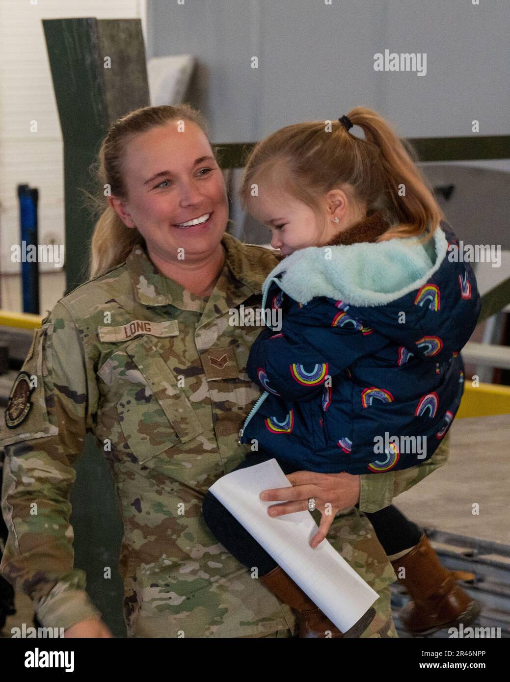 Christina long, aviateur principal de l'escadron de soutien des opérations 5th, salue sa fille à son retour d'une mission de la Force opérationnelle d'bombardier (BTF) à la base aérienne de Minot, Dakota du Nord, 29 mars 2023. ÉTATS-UNIS Commandement stratégique les missions de la FBT offrent des occasions de former et de travailler avec les alliés et les partenaires dans des opérations et des exercices conjoints et de coalition. Banque D'Images