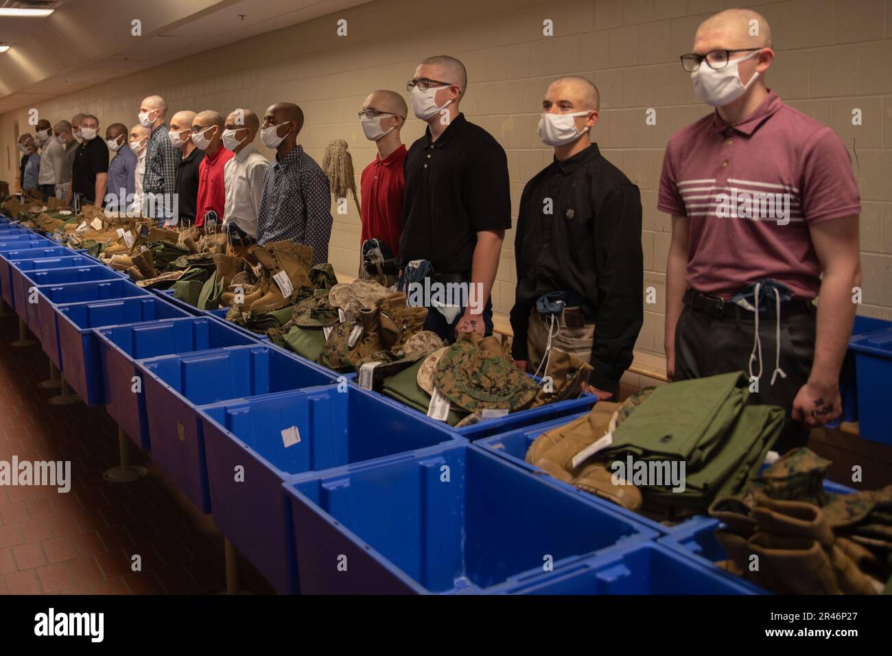 De nouvelles recrues de la Fox Company, 2nd Recruit Training Battalion, arrivent à bord du Marine corps Recruit Depot Pariris Island, S.C., 3 avril 2023. Au cours de leur première nuit à bord du dépôt, les recrues feront un appel téléphonique à la maison, recevront leur coupe de cheveux pour la première recrue, recevront leur uniforme et compléteront le traitement administratif initial. Banque D'Images