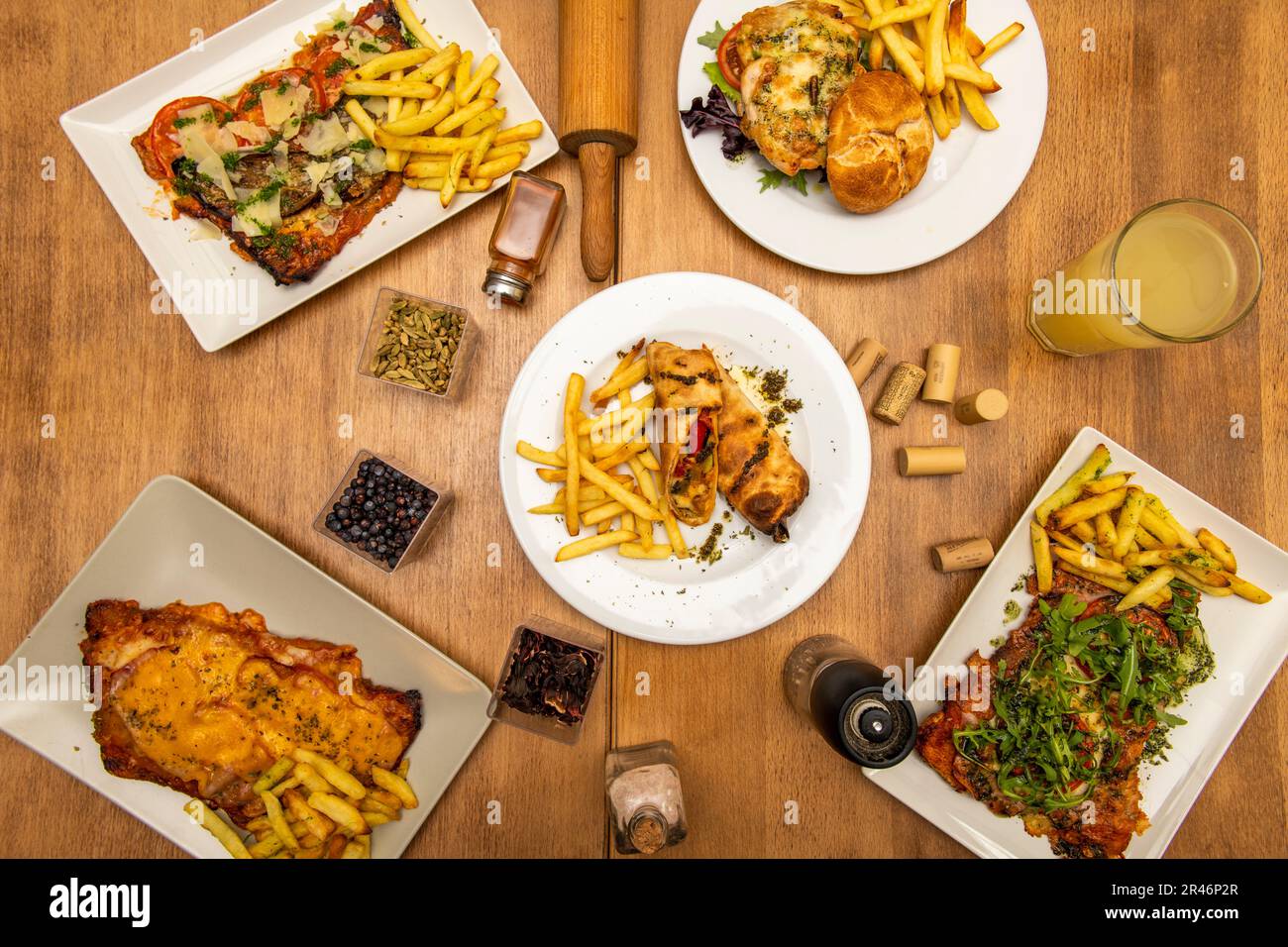 Ensemble de plats forts et lourds de la nourriture Argentine avec divers types de milanesas Banque D'Images
