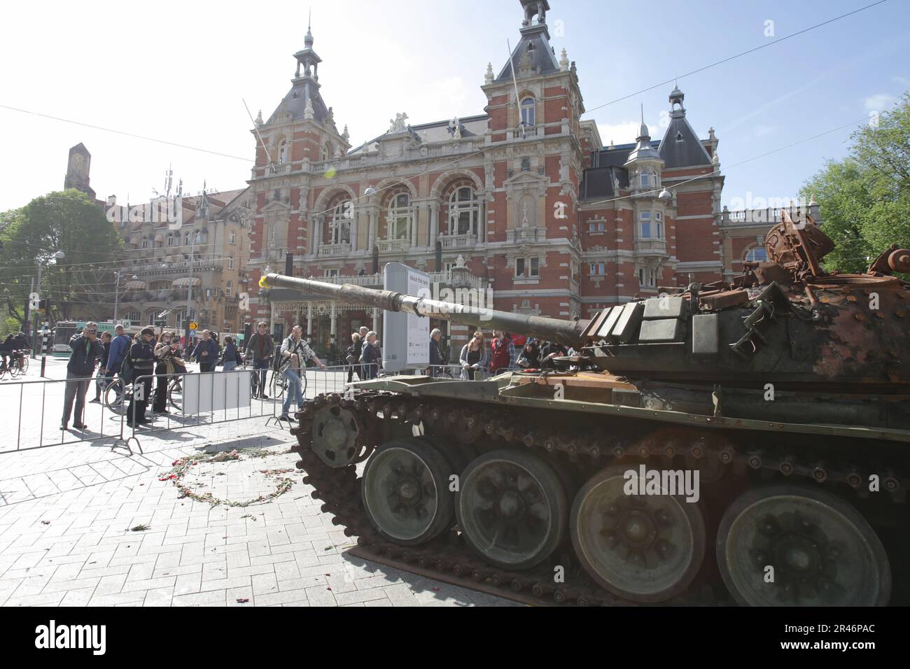 Les membres du public regardent un char russe T-72B détruit, qui fait partie du Forum sur la culture européenne 2023 à la place Leidseplein sur 25 mai 2023 à Amsterdam Banque D'Images