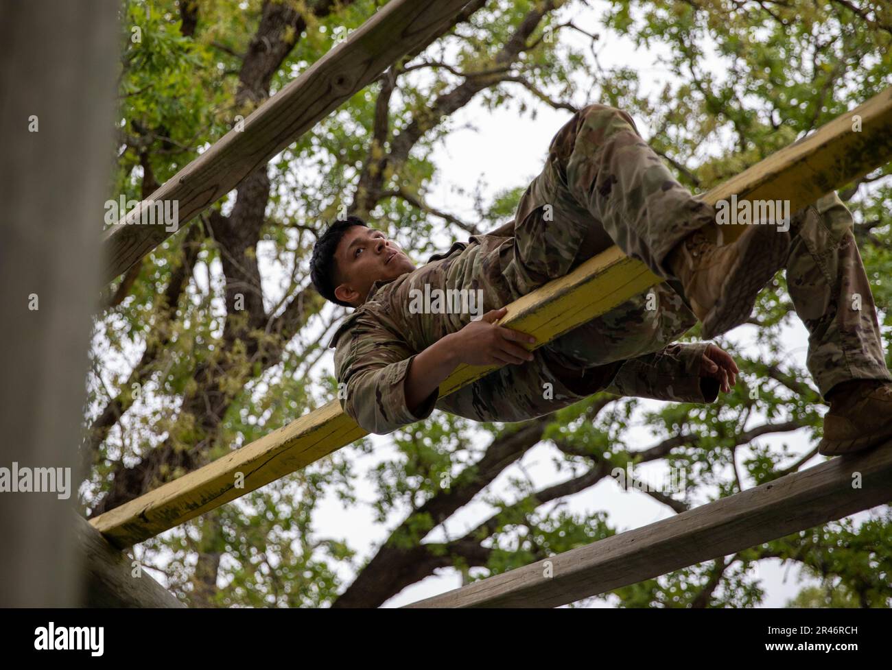 Le Sgt Sebastian Maldonado, de l’équipe de combat de la Brigade d’infanterie de 72nd, garde nationale de l’Armée du Texas, monte le cours d’obstacles à la compétition du meilleur guerrier du département militaire du Texas de cette année à Camp Swift, Texas, 30 mars 2023. La compétition amicale de six jours met au défi les militaires sur les connaissances militaires professionnelles, la stratégie de marksfart, le parcours d'obstacles et la navigation terrestre. Les lauréats de l’Armée de terre de cet événement représenteront le Texas à la compétition du meilleur guerrier de la région V de la Garde nationale. Banque D'Images