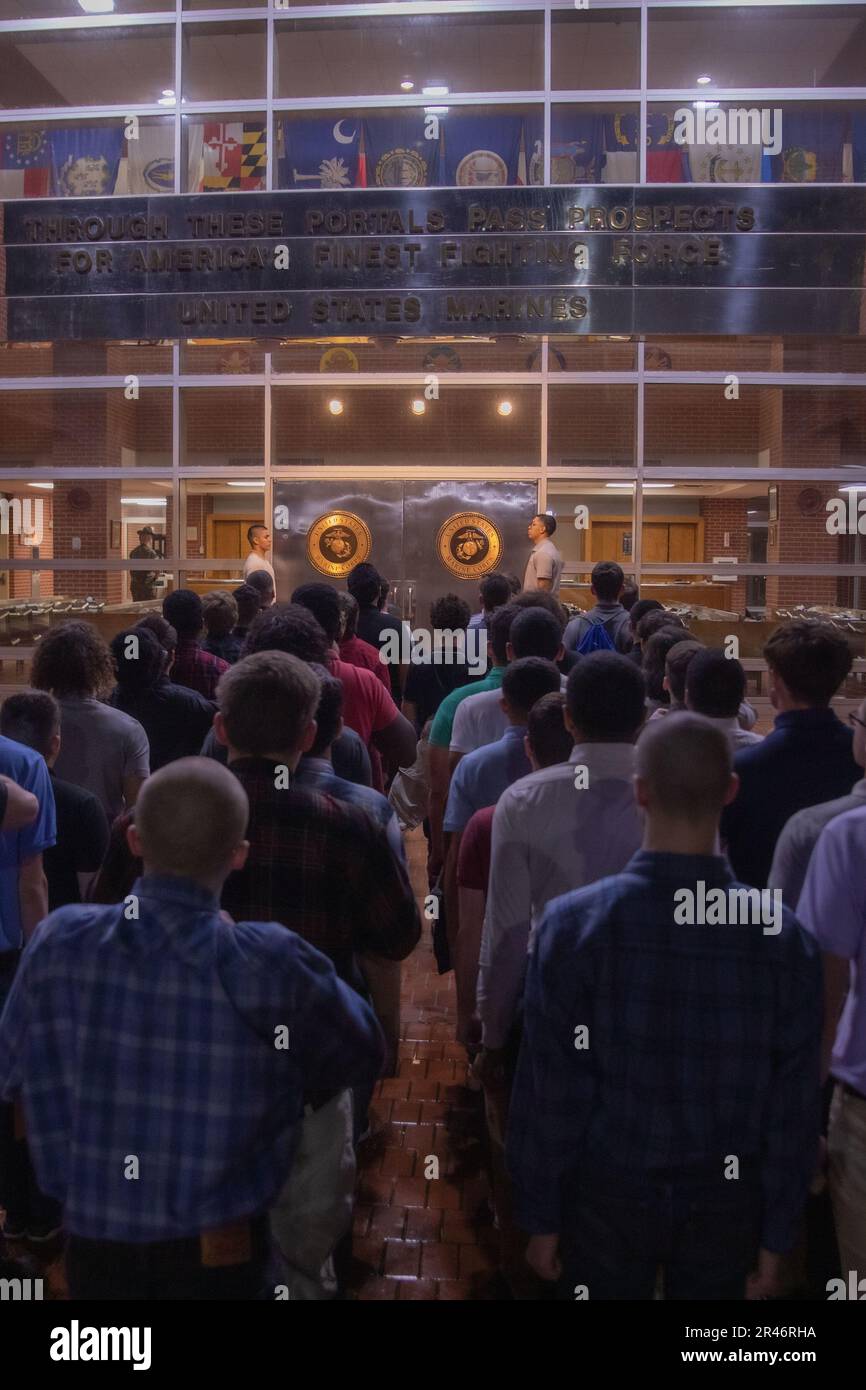 De nouvelles recrues de la Fox Company, 2nd Recruit Training Battalion, arrivent à bord du Marine corps Recruit Depot Pariris Island, S.C., 3 avril 2023. Au cours de leur première nuit à bord du dépôt, les recrues feront un appel téléphonique à la maison, recevront leur coupe de cheveux pour la première recrue, recevront leur uniforme et compléteront le traitement administratif initial. Banque D'Images