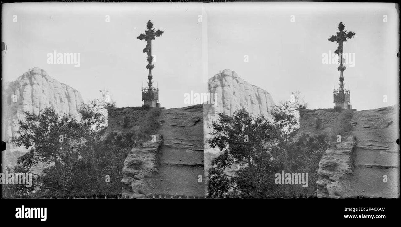 Una creu de terme al camí de la Santa Cova de Montserrat Banque D'Images