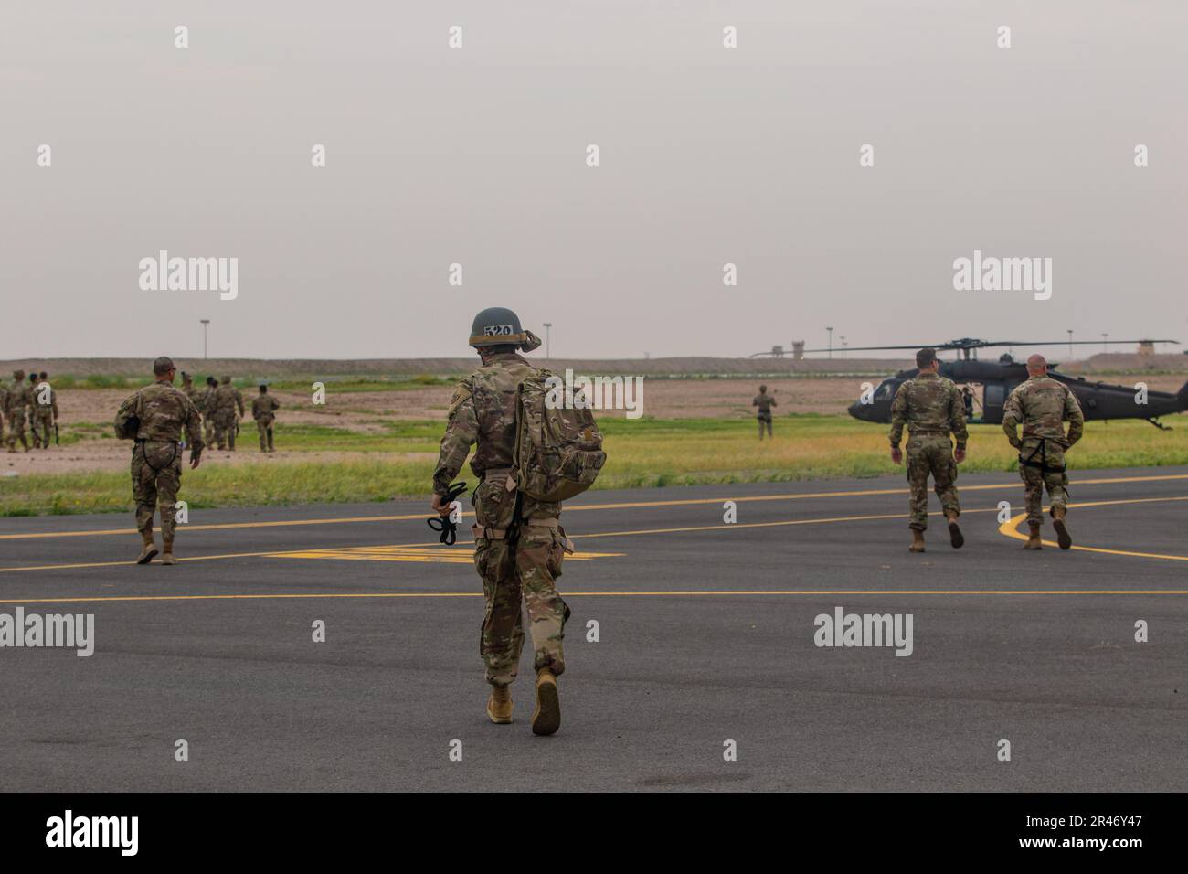 Les soldats se déplacent vers un hélicoptère UH-60 Black Hawk en préparation à la descente en rappel lors du cours de maître de Rappel au Camp Buehring, au Koweït. Les instructeurs, avec les États-Unis Le Centre d'entraînement des soldats de la Garde nationale de l'Armée de terre a participé à une démonstration pour préparer les soldats à la prochaine partie du cours. Banque D'Images