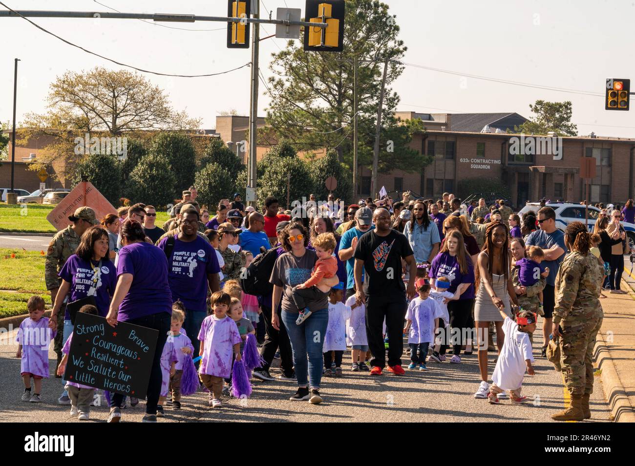Les enfants militaires américains et leurs familles descendent dans la