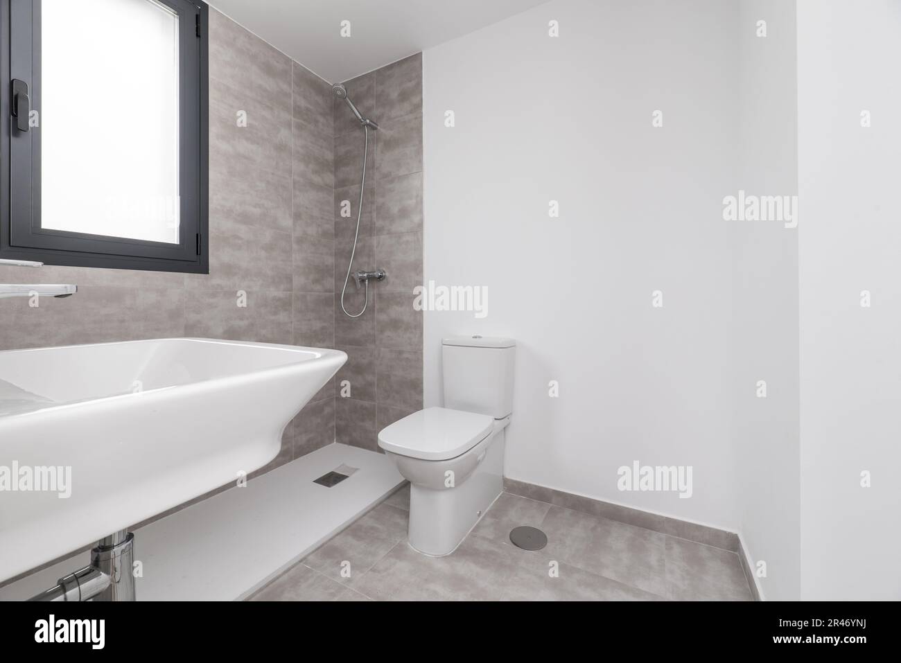 Une toilette dans une maison récemment construite avec un plateau de