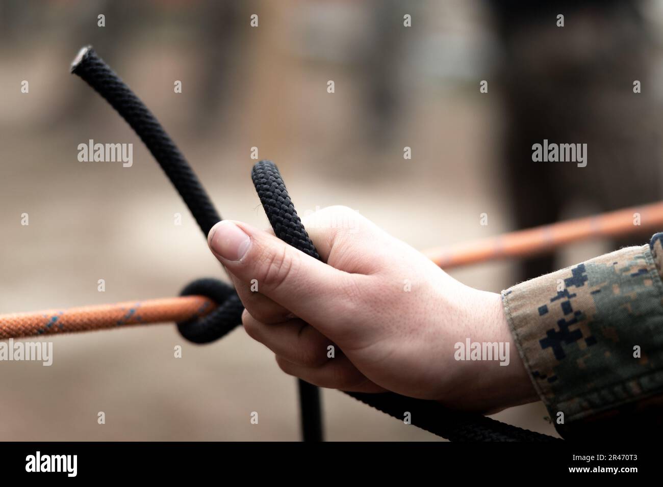 ÉTATS-UNIS Corps maritime lance Cpl. Evan Werner, originaire d'Elma, Washington, Et un tireur de machine affecté à l'équipe de Bataillon Landing 1/6, 26th Marine Expeditionary Unit (MEU), lie un nœud pour une évaluation de nouage de nœud bandié pendant le cours de l'assaut du Climber à bord de Stone Bay, Marine corps base Camp Lejeune, Caroline du Nord, 19 janvier 2023. Le cours de climat d'assaut est une occasion pour l'EOTG de former et d'évaluer la capacité de l'UMEM de 26th à accomplir des tâches individuelles et collectives spéciales, et d'évaluer leur capacité à mener des tâches essentielles de mission assignées afin de préparer ces forces à su Banque D'Images