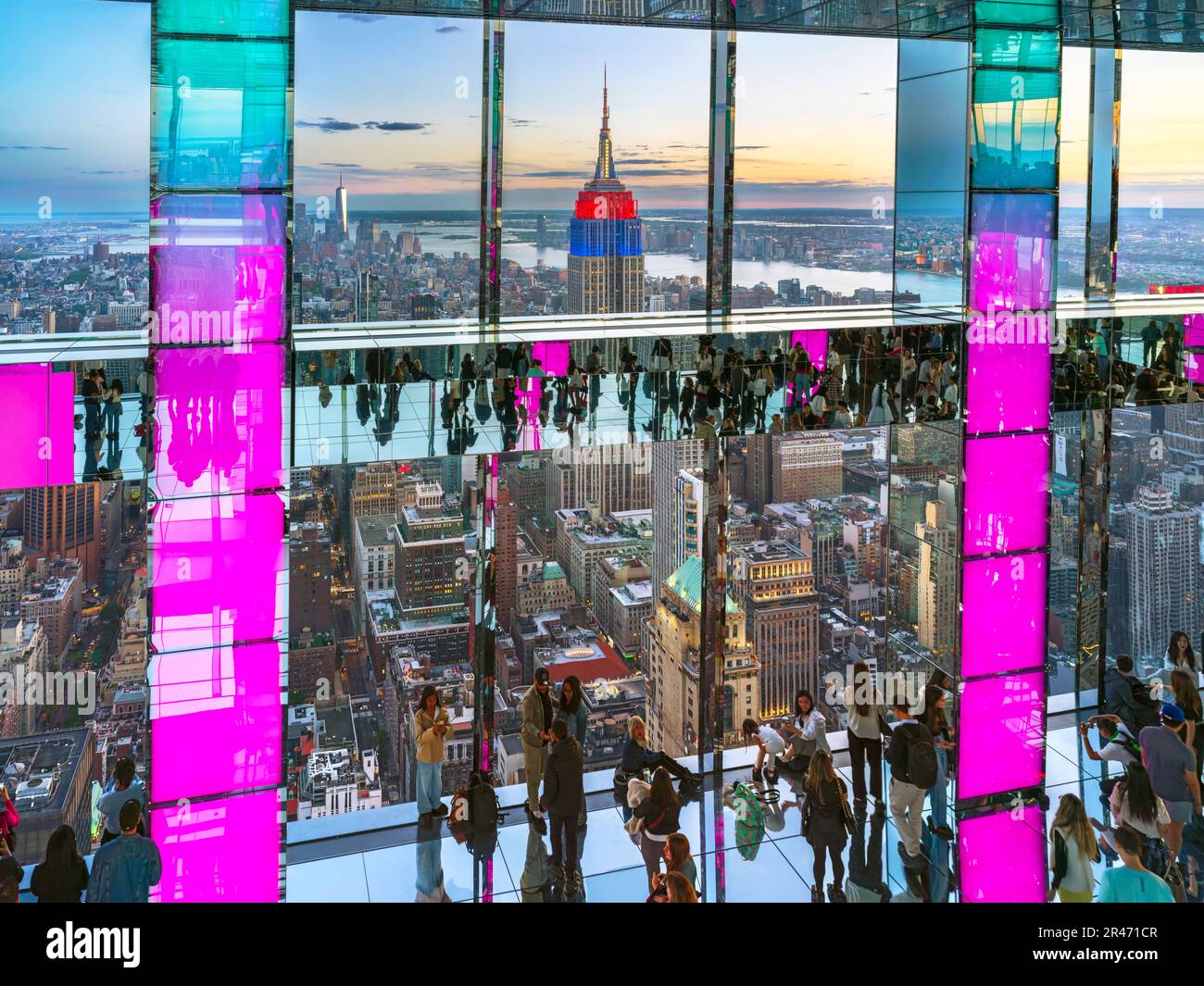 Sommet , un Vanderbilt, observation Skyscraper plate-forme miroir intérieur attraction architecturale pour voir Manhattans Skyline de plusieurs différents Banque D'Images