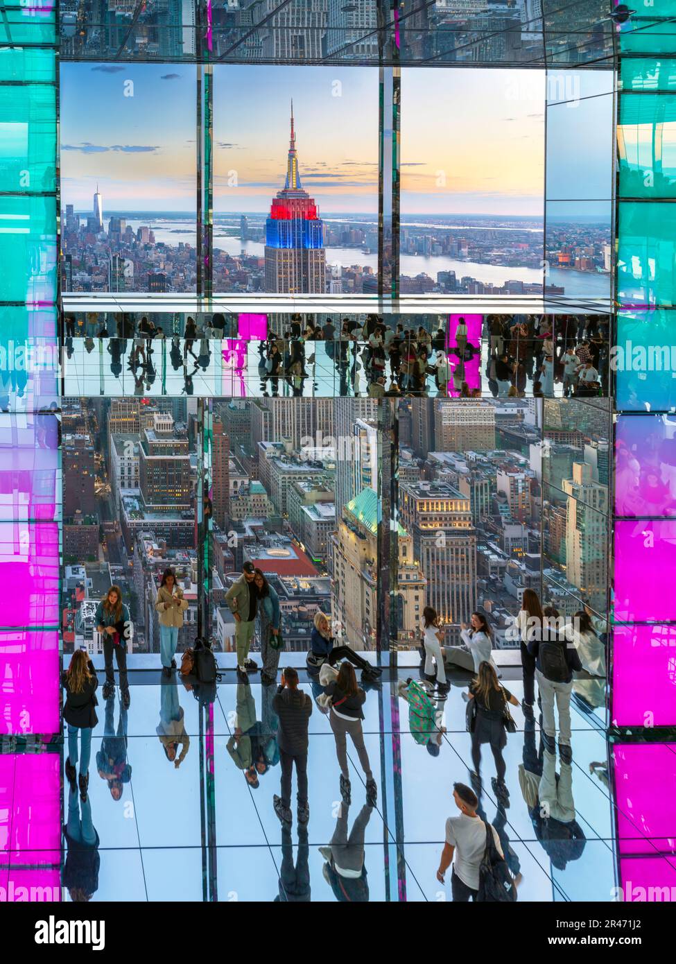 Sommet , un Vanderbilt, observation Skyscraper plate-forme miroir intérieur attraction architecturale pour voir Manhattans Skyline de plusieurs différents Banque D'Images