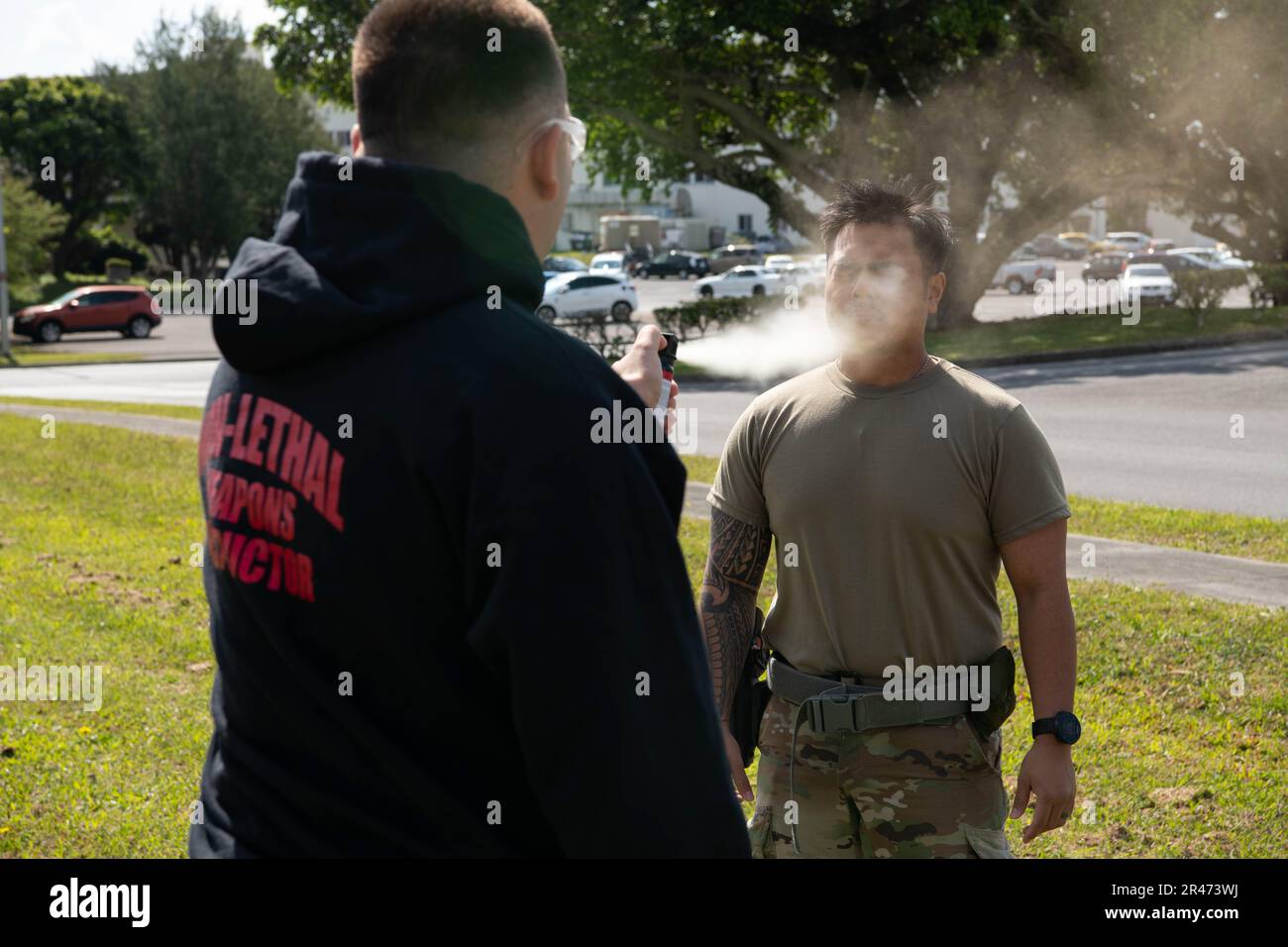 Airman 1st classe Keanu Camacho, défenseur de l'escadron 18th des forces de sécurité, est pulvérisé avec de l'oléorésine capiscum par les États-Unis Le sergent d’état-major de la Force aérienne Robert Reyes, instructeur de formation à l’EPA en 18th, au cours d’un cours de formation à la base aérienne de Kadena, au Japon, en 6 mars 2023. Le spray OC est un outil moins mortel extrêmement efficace qui peut être utilisé pour réprimer une situation sans avoir à recourir à une force mortelle. Banque D'Images